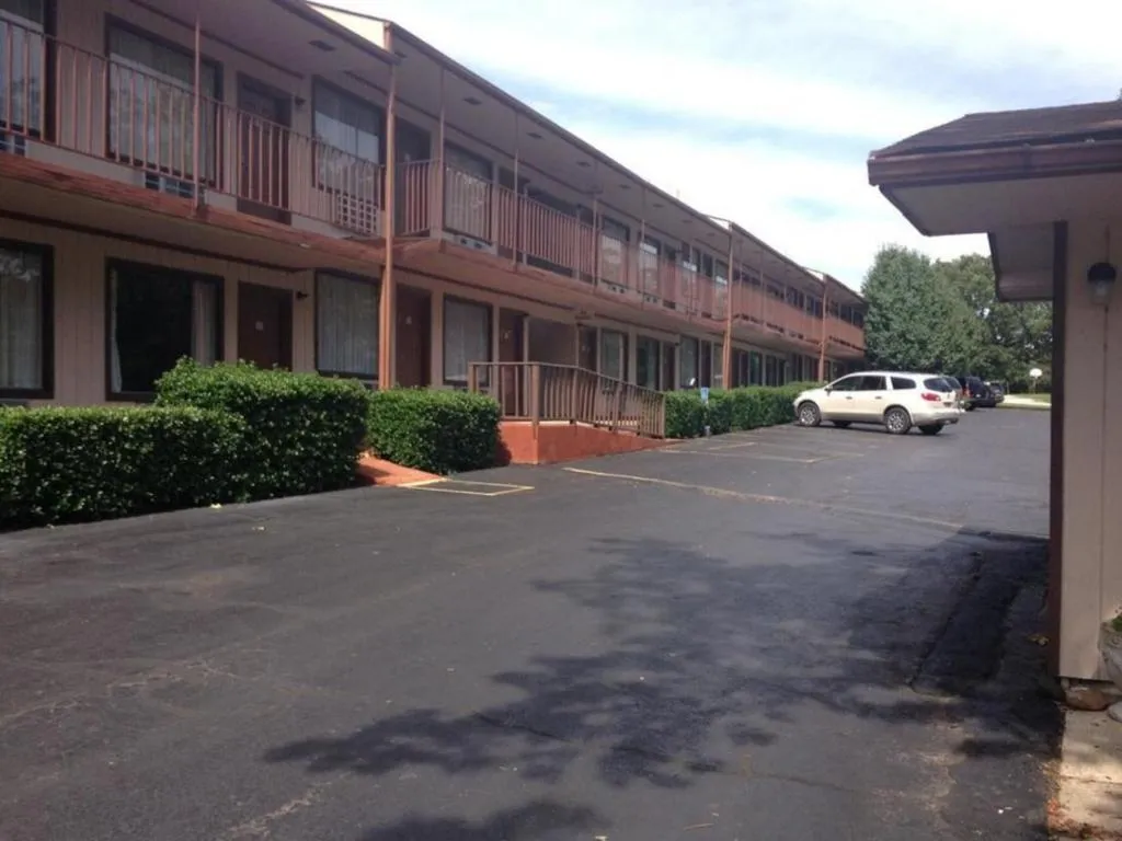 Property building in The Parkwood Inn & Suites