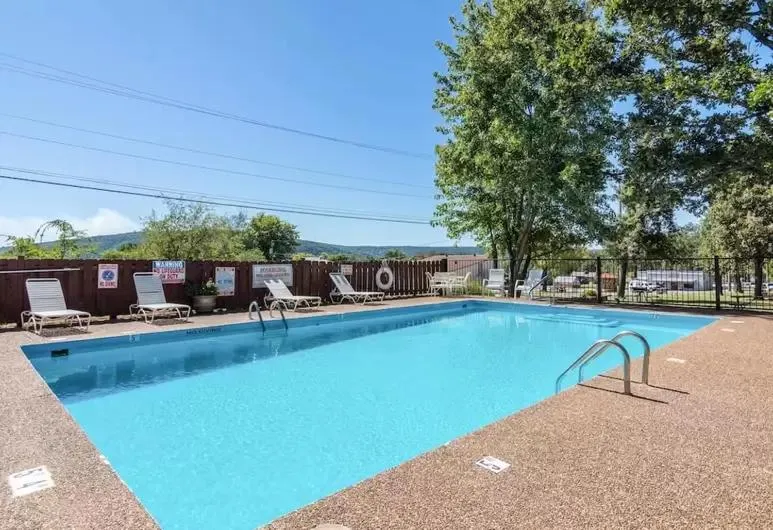 Swimming pool in The Parkwood Inn & Suites