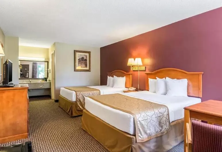 Bed in The Parkwood Inn & Suites