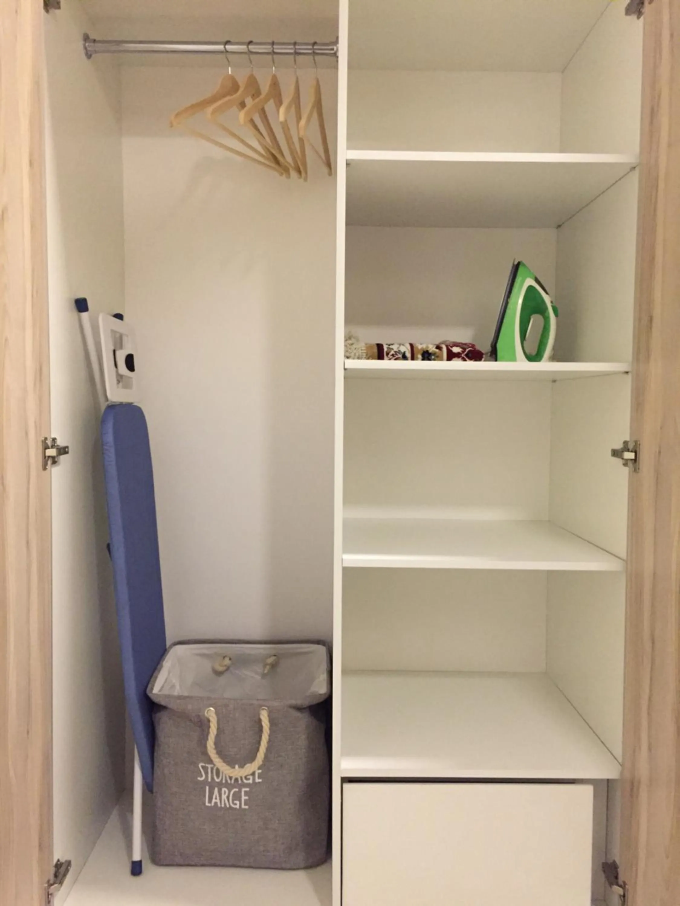 wardrobe in Emira Residence Seksyen 13 Shah Alam by Lodge Alpha LaVista