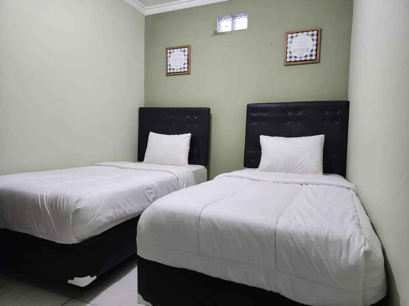Deluxe Twin Room in Omah Pandhoek Family Syariah by Stayku Deluxe Twin Room in Omah Pandhoek Family Syariah by Stayku