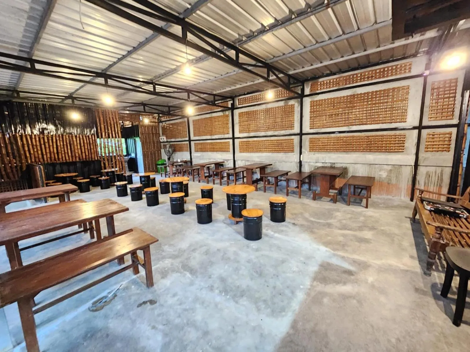 Restaurant/places to eat in Omah Pandhoek Family Syariah by Stayku