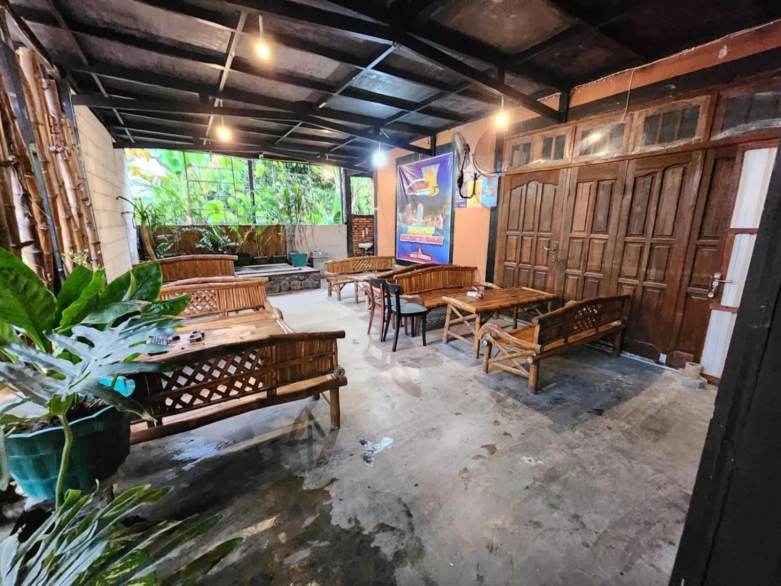 Restaurant/places to eat in Omah Pandhoek Family Syariah by Stayku