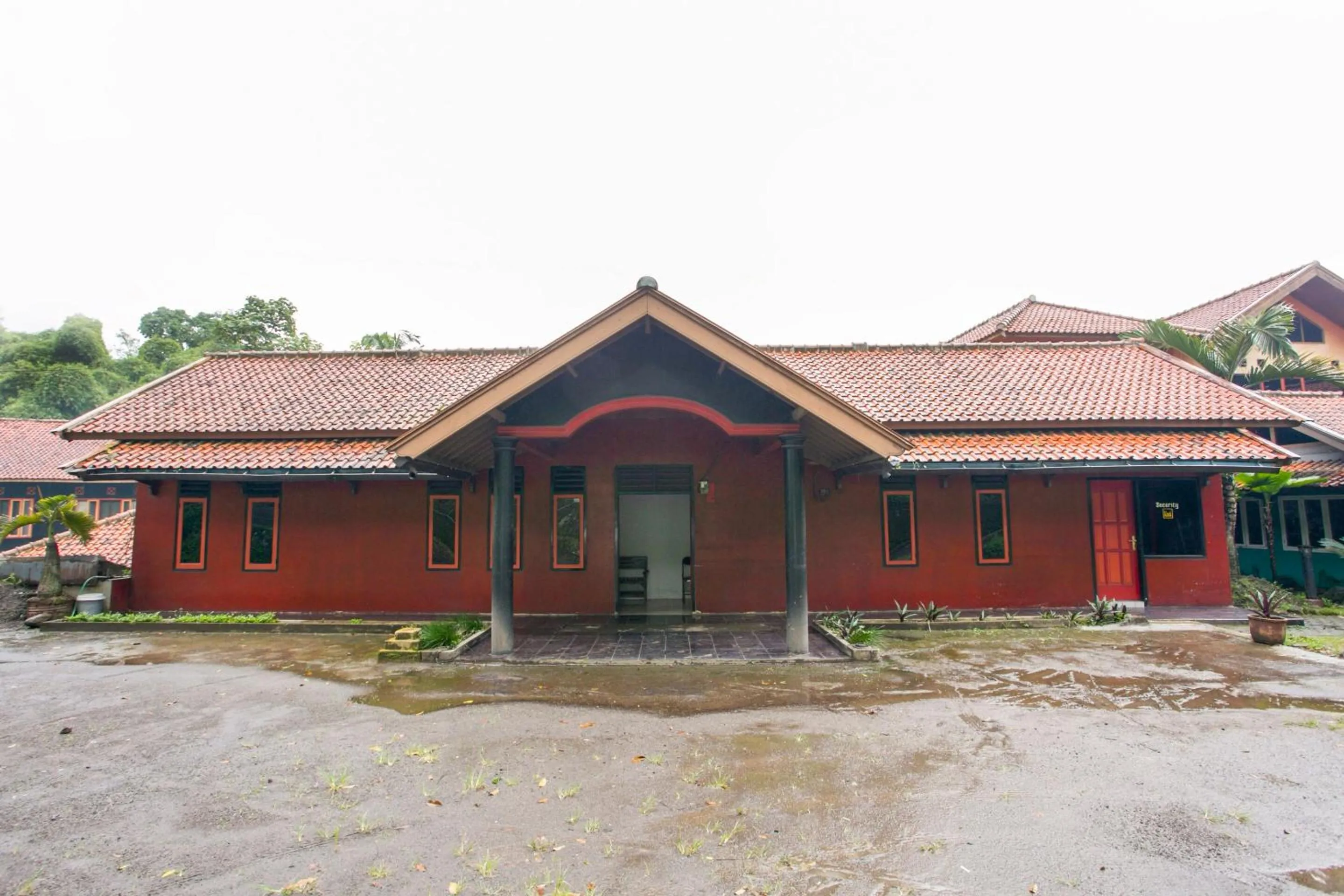 Facade/entrance in Hotel O Karya Nunggal Asri