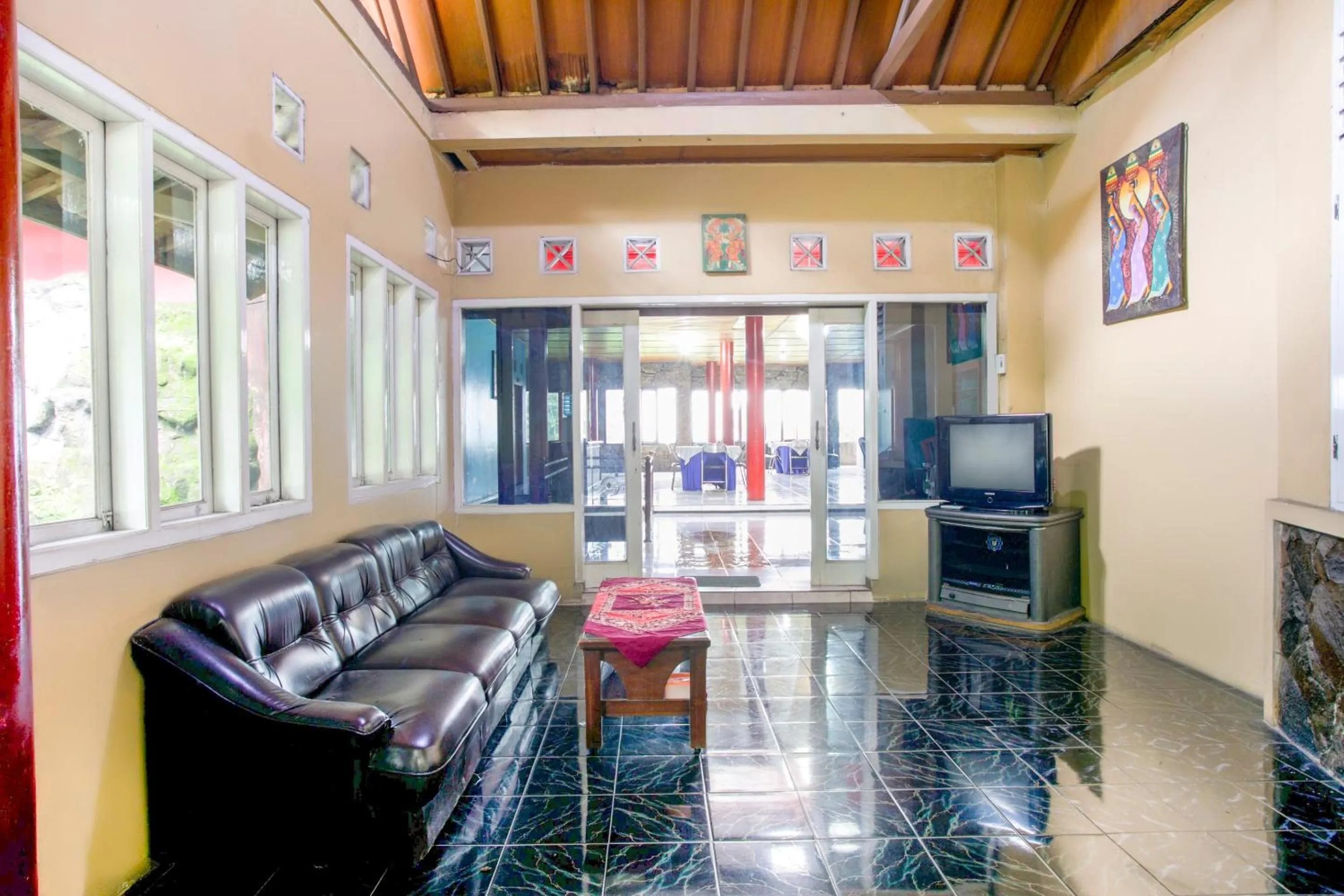 Lobby or reception in Hotel O Karya Nunggal Asri