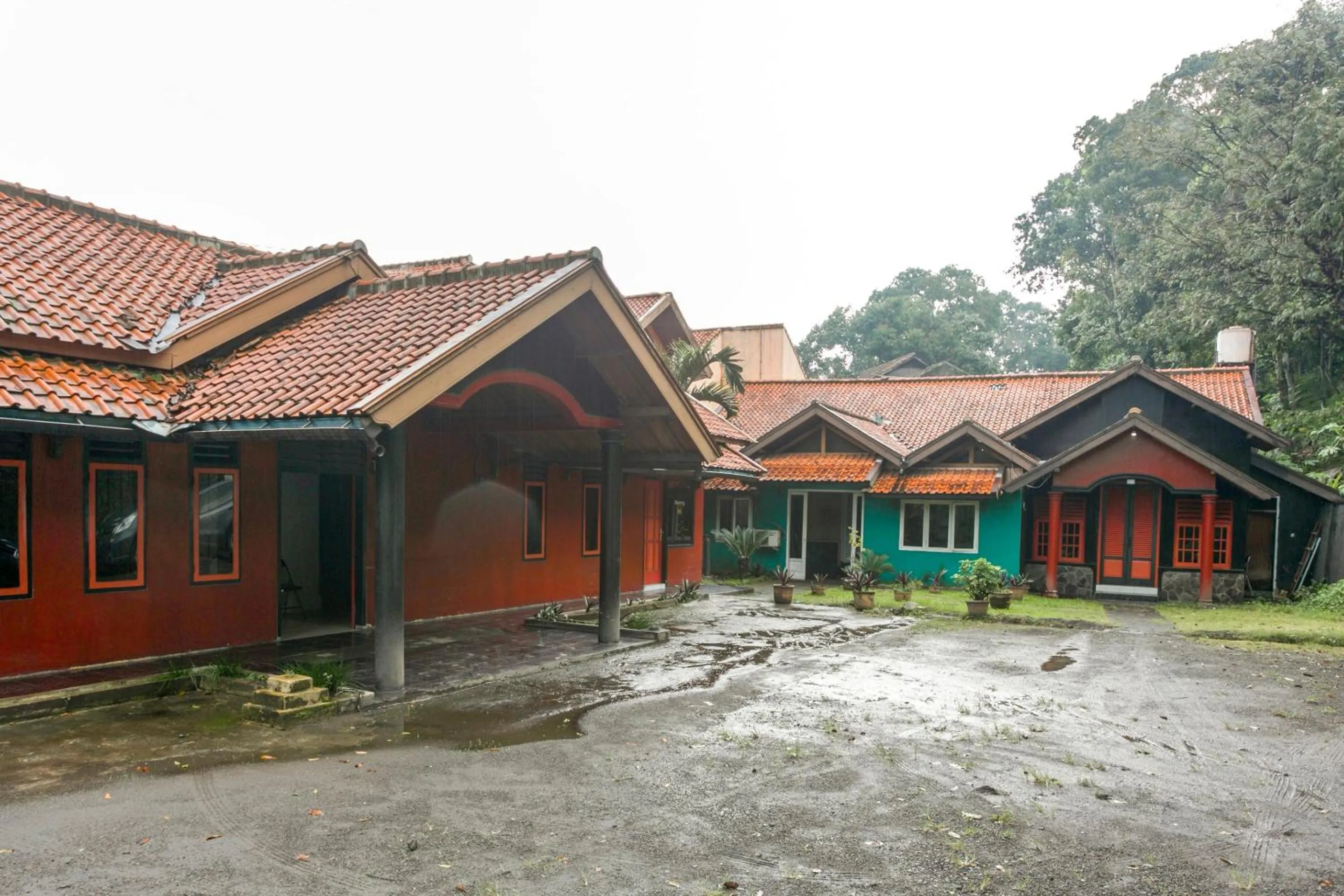Facade/entrance in Hotel O Karya Nunggal Asri