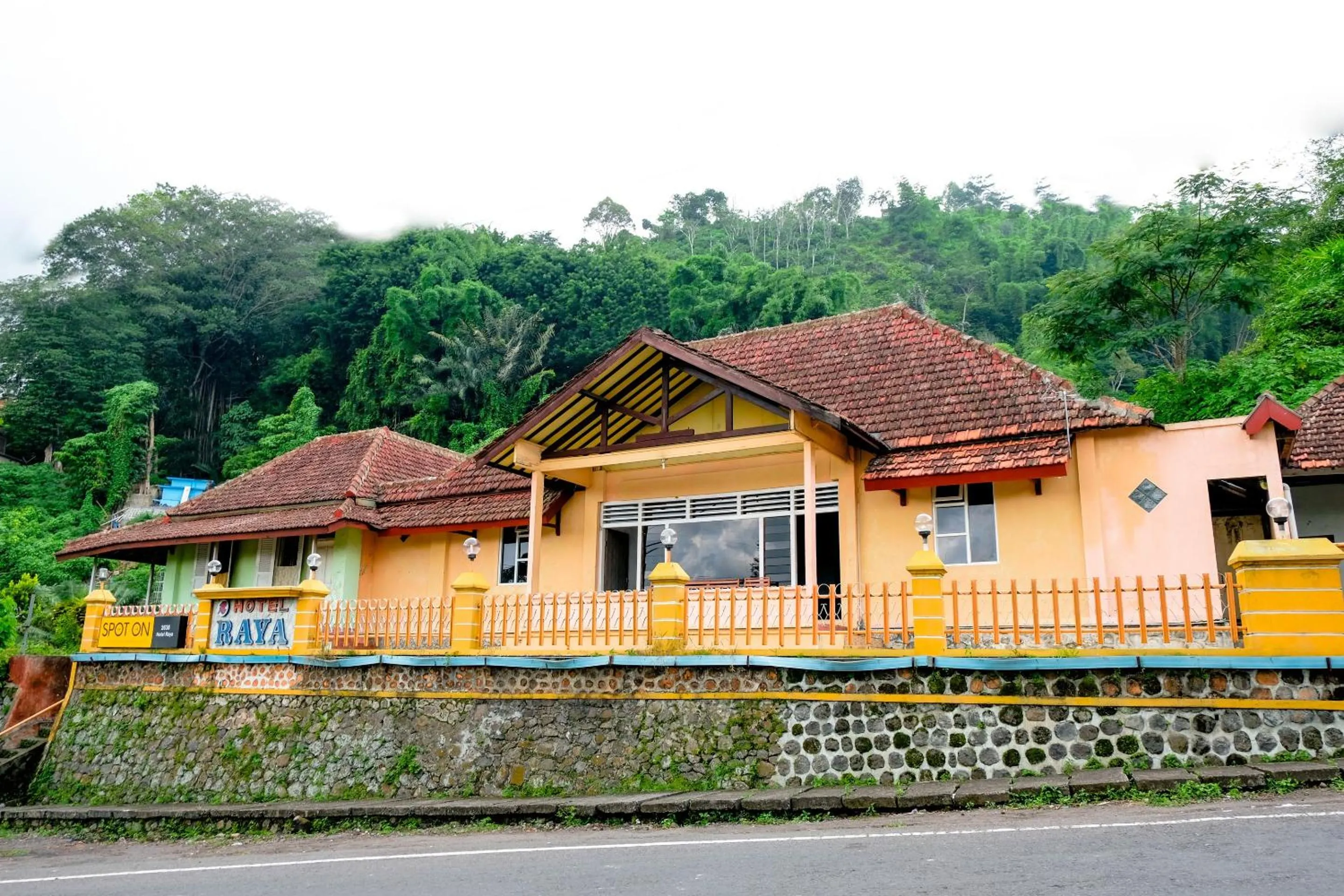 Facade/entrance in OYO Life 2638 Hotel Raya