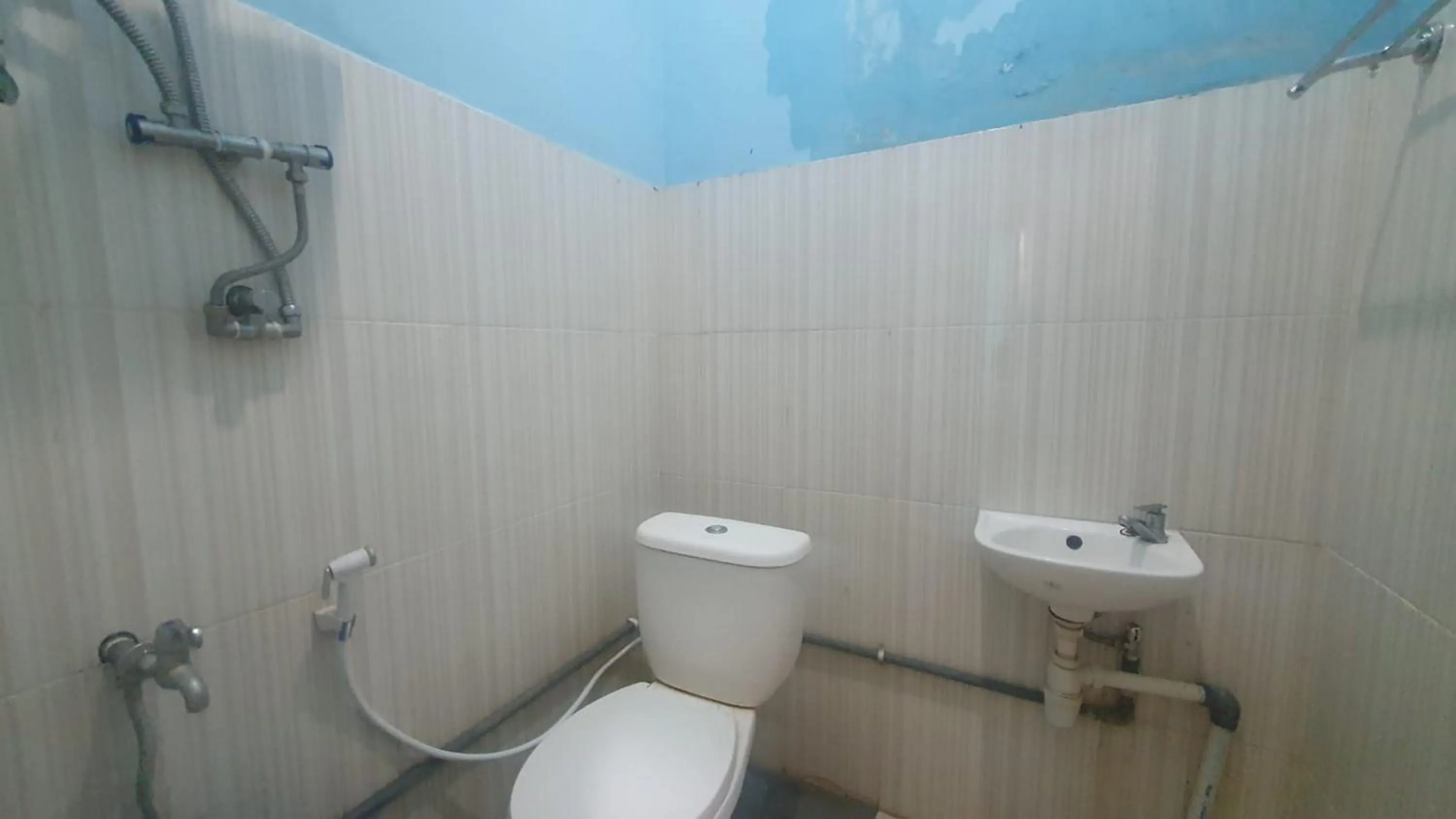 Toilet in RedDoorz Syariah At Demasto Homestay Jember