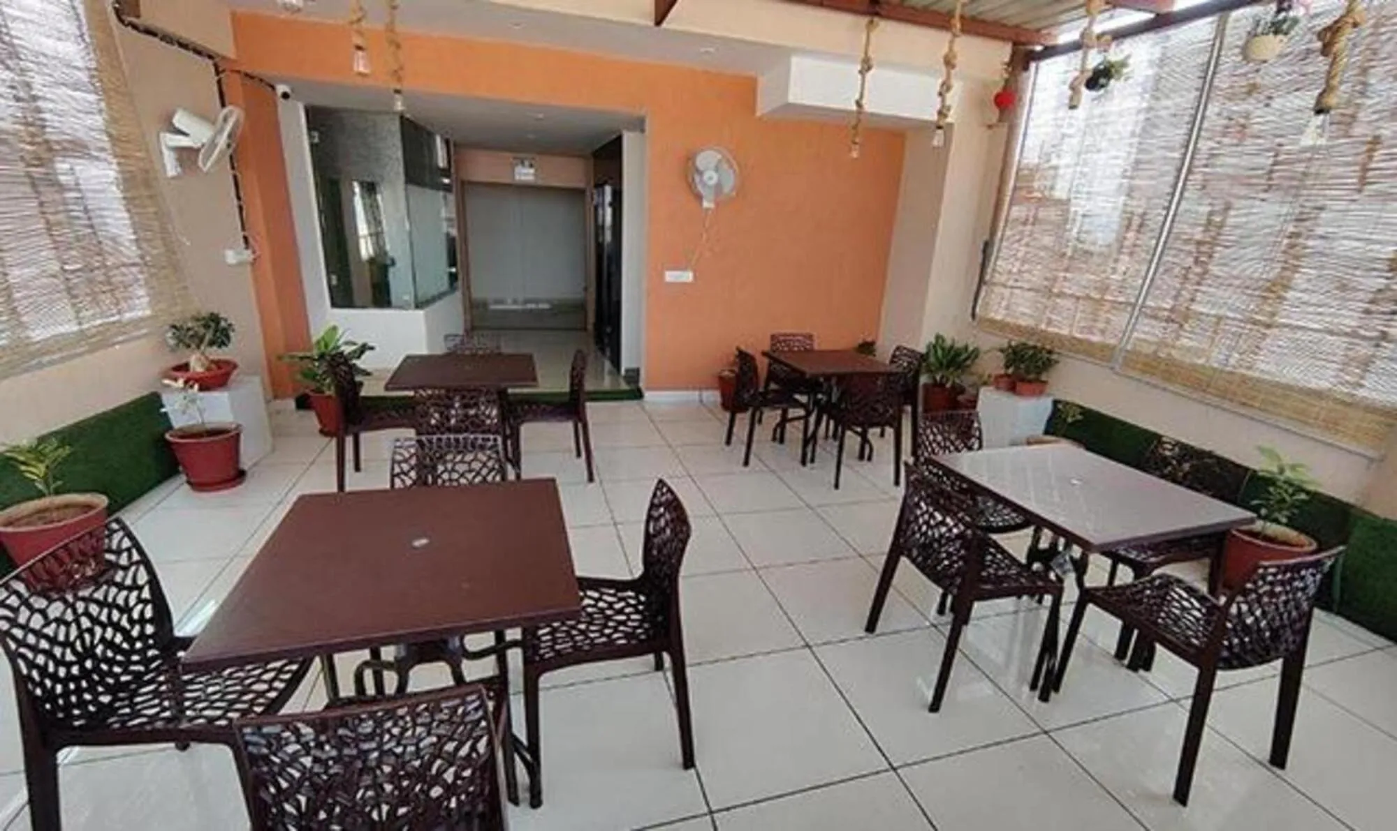 Restaurant/places to eat in Hotel Golden Rays