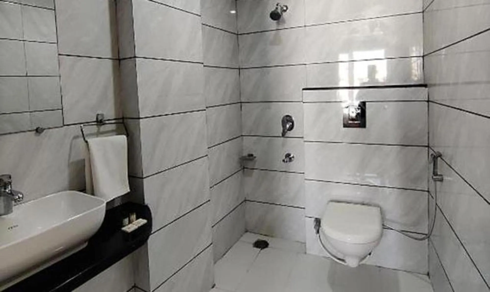 Toilet in Hotel Golden Rays