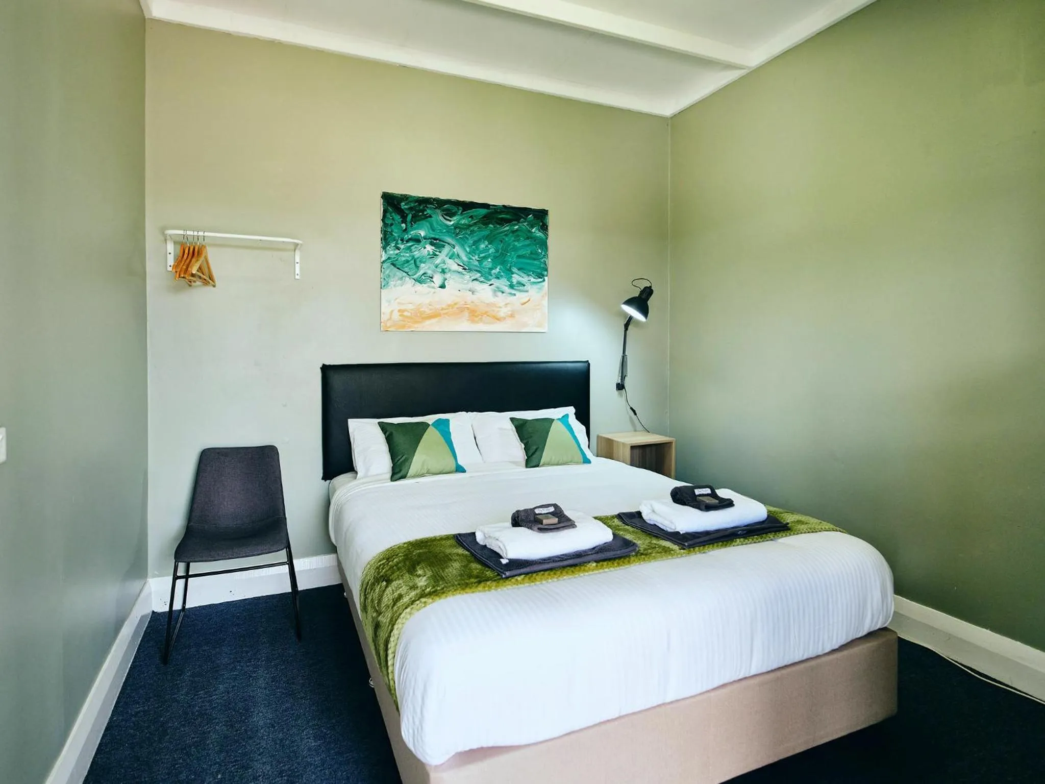 Photo of the whole room, Bed in Black Diamond Lodge