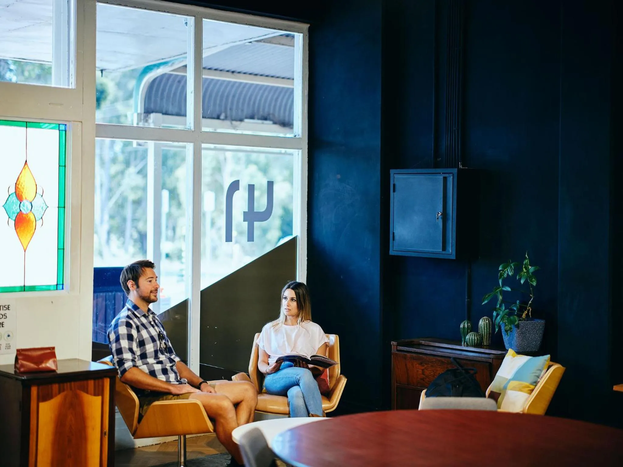 Communal lounge/ TV room in Black Diamond Lodge