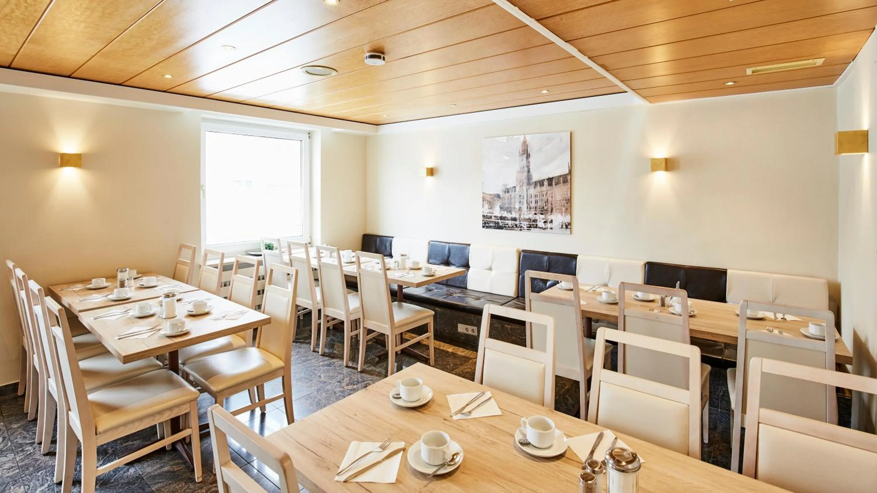 Restaurant/places to eat in Hotel Imperial