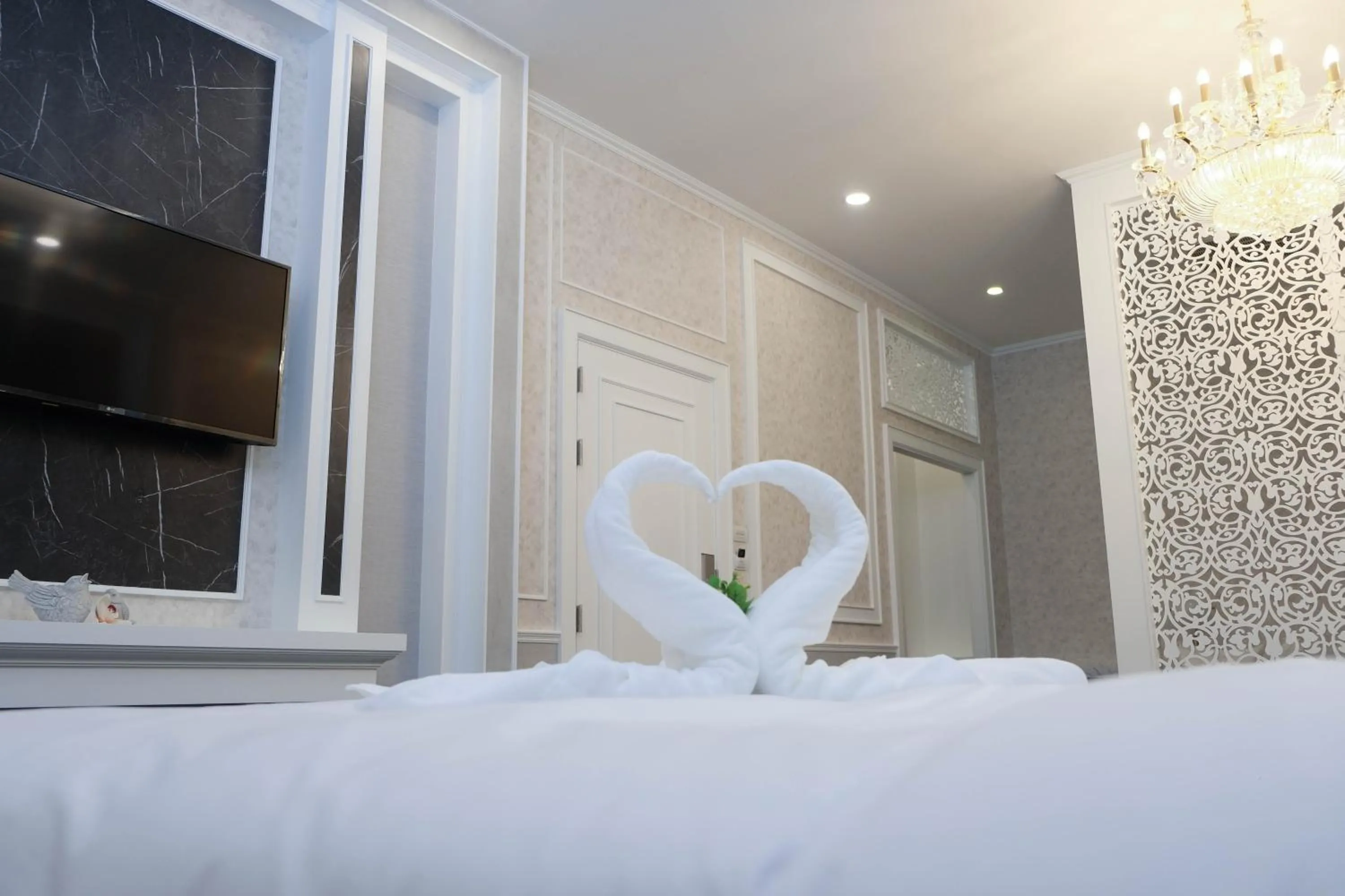 Bed in VARIMANTRA HOTEL