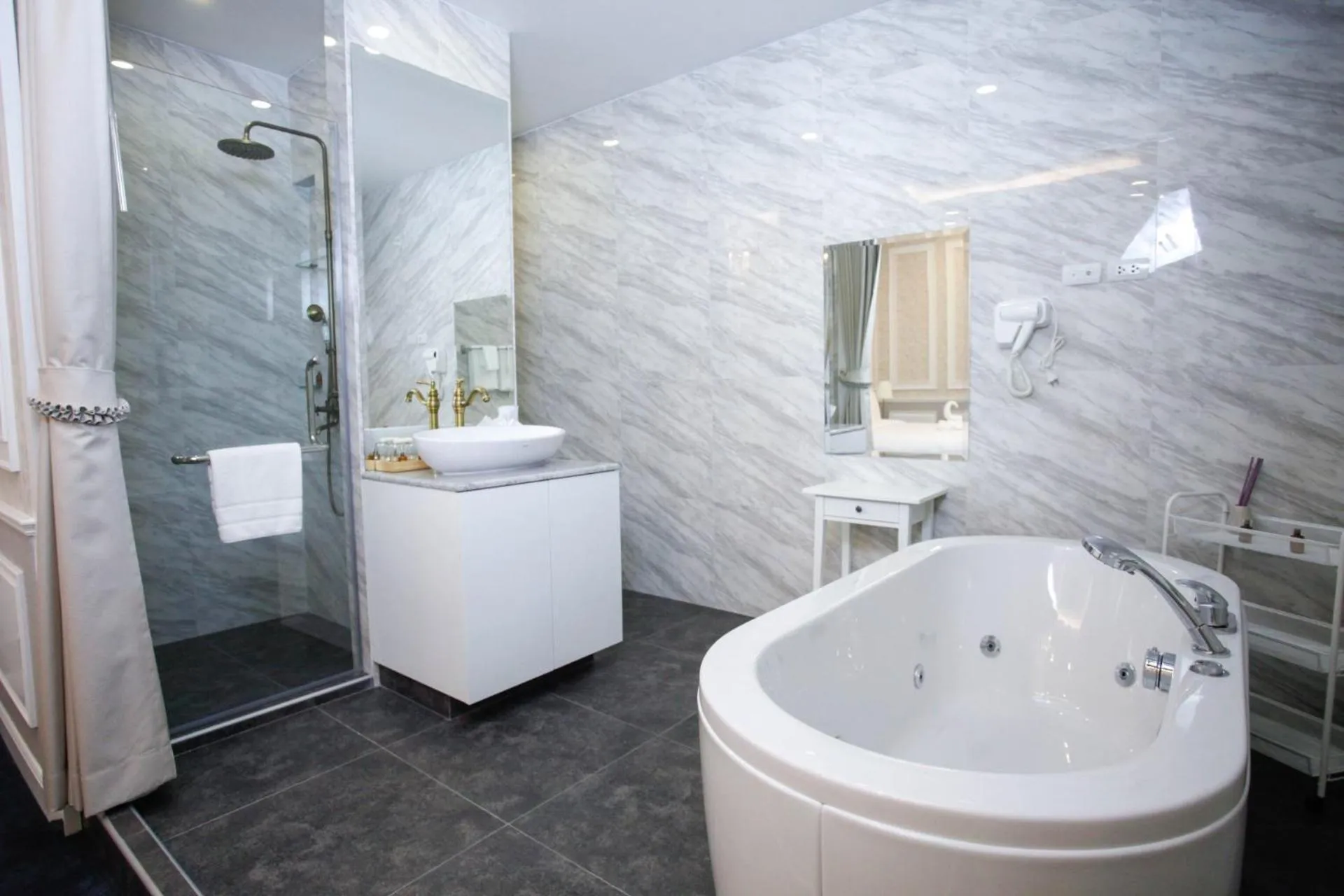 Shower in VARIMANTRA HOTEL