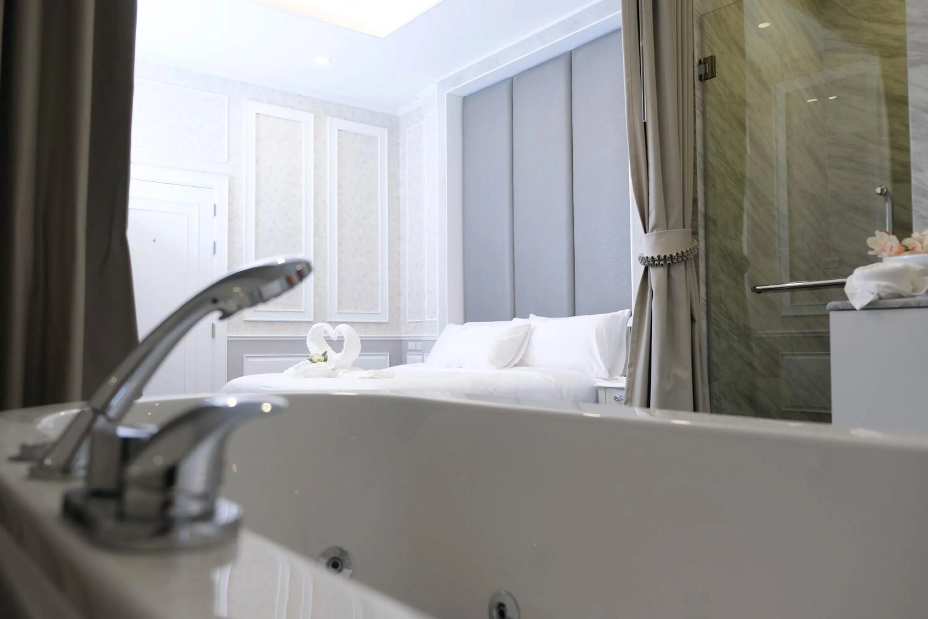 Bath in VARIMANTRA HOTEL