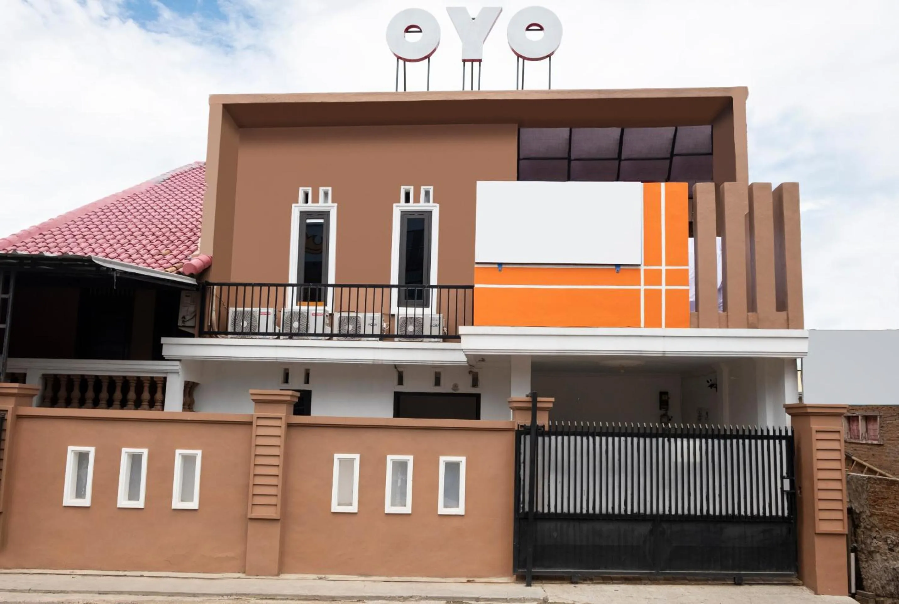 Facade/entrance in Hotel O Lumungga Residence Syariah