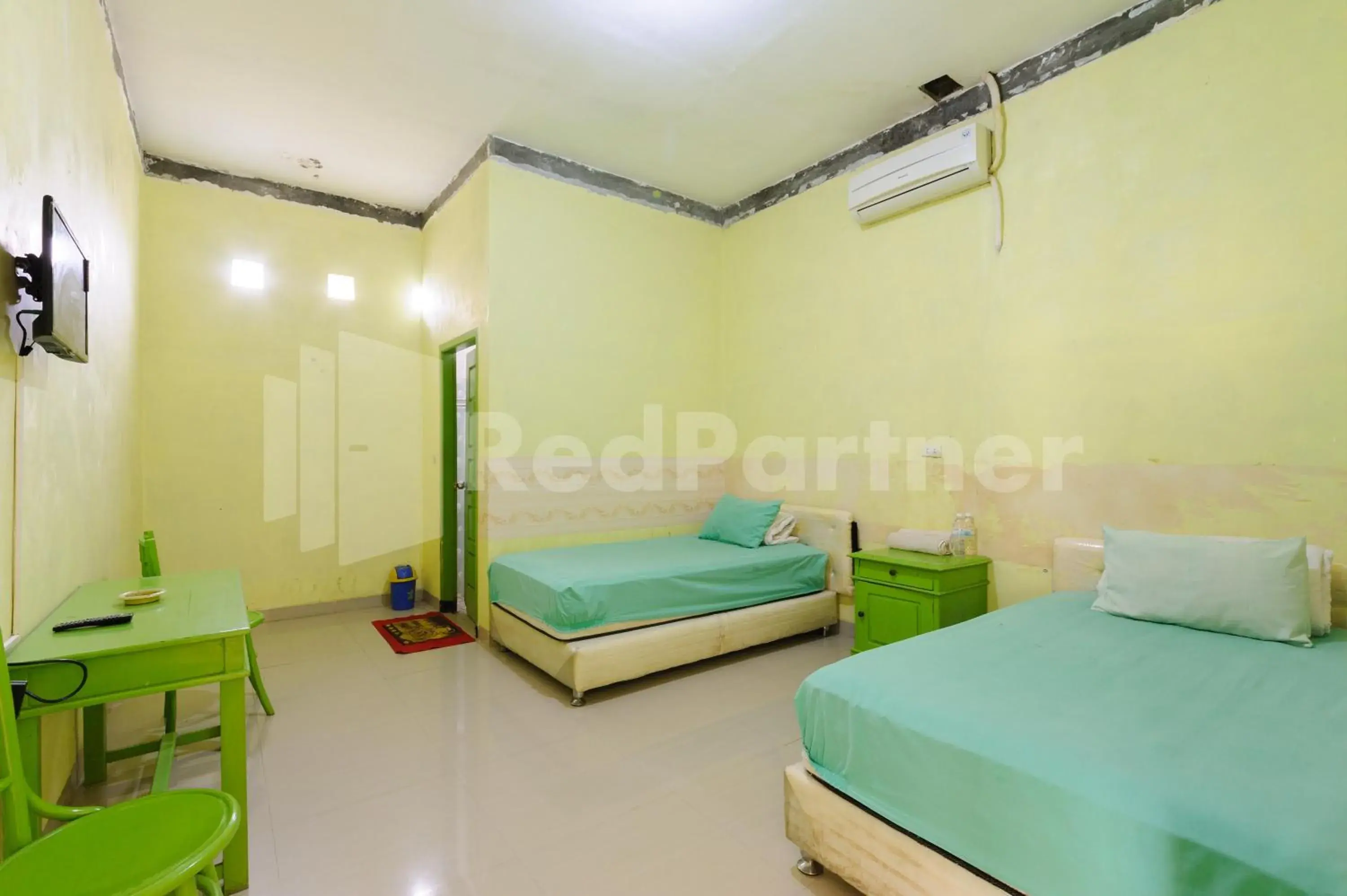 Twin Room in Homestay Hj Suharti Natar Lampung RedPartner Twin Room in Homestay Hj Suharti Natar Lampung RedPartner
