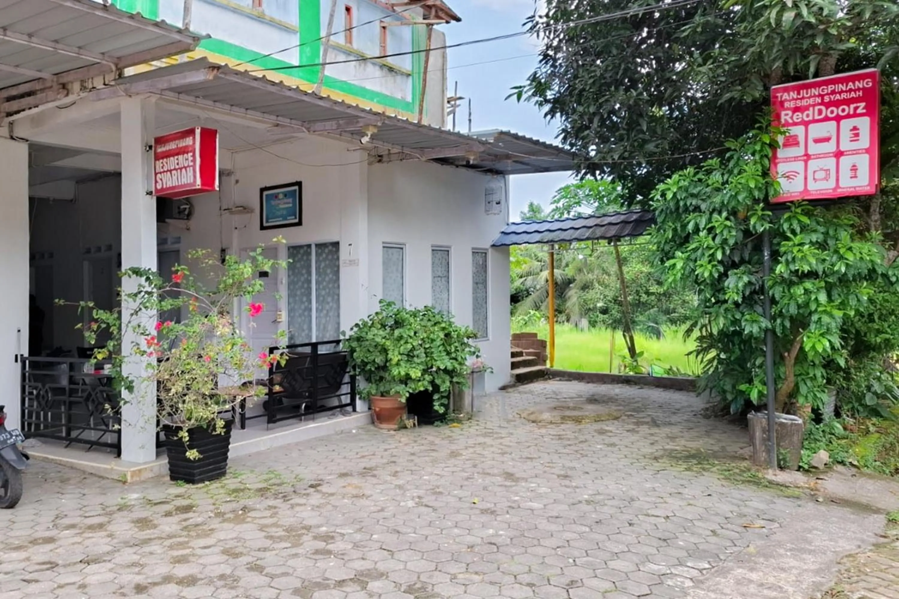 Facade/entrance in RedDoorz Syariah near Tanjung Pinang City Center