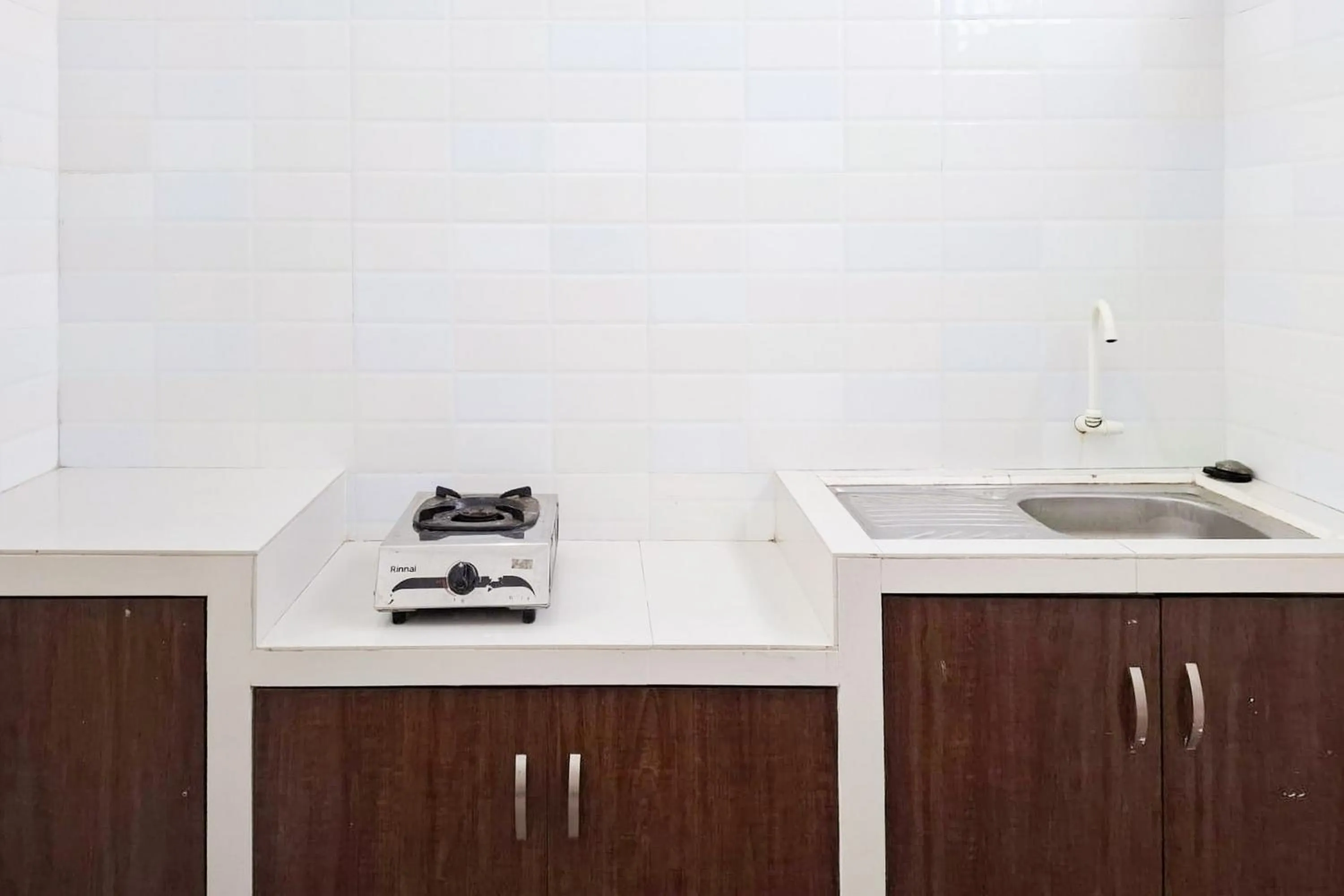 Kitchen or kitchenette in RedDoorz Syariah near Tanjung Pinang City Center