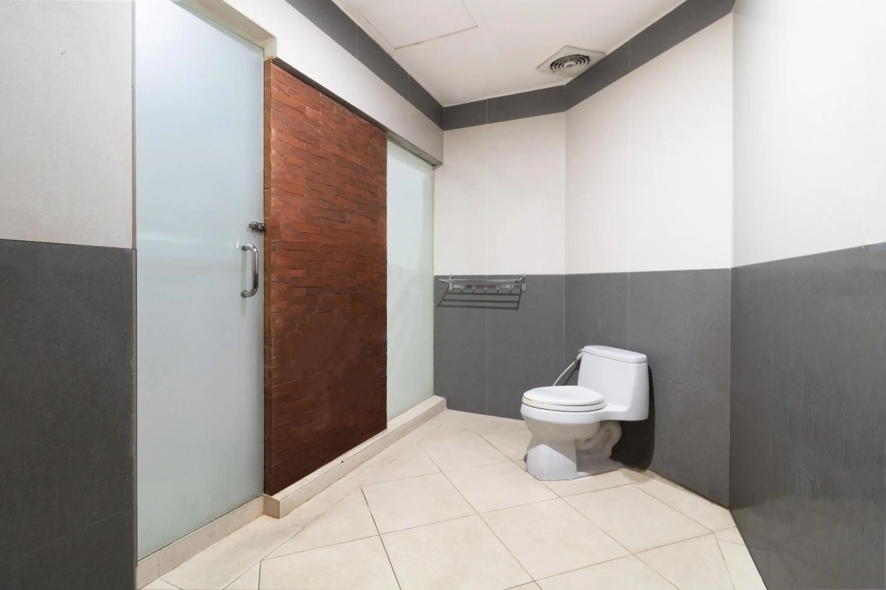 Bathroom in Flagship 2688 Guntur Hotel