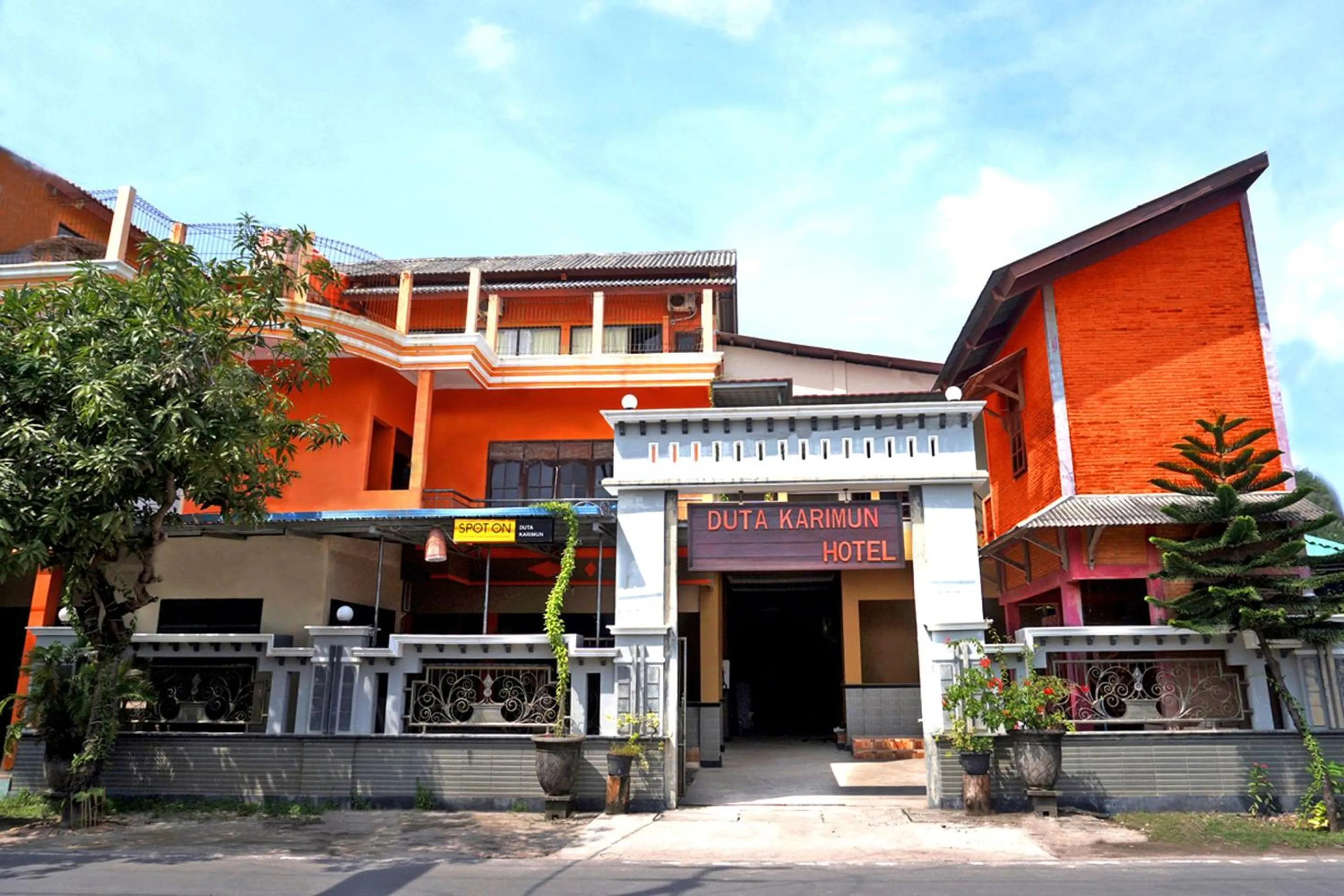 Facade/entrance in SPOT ON 2629 Duta Karimun