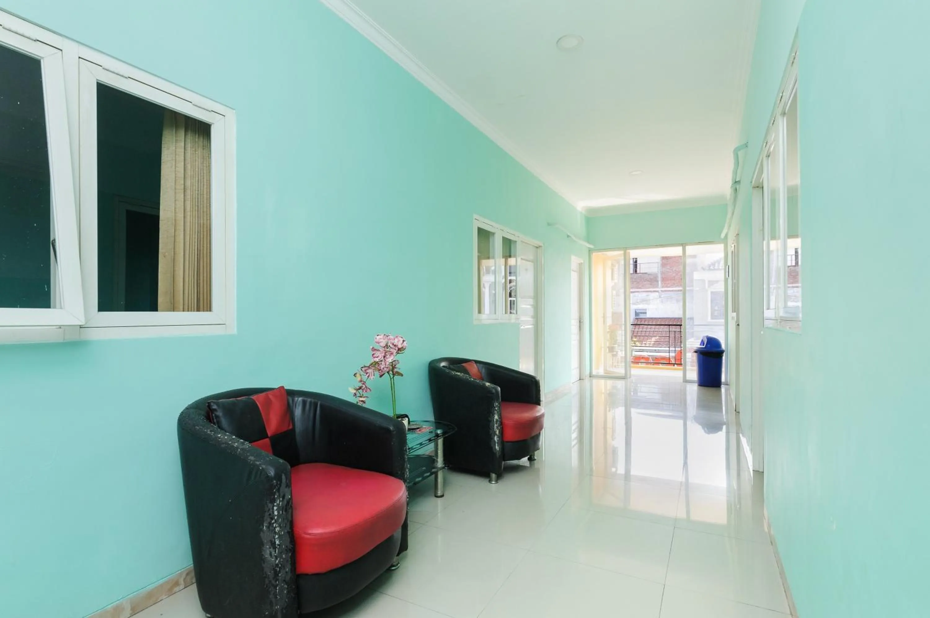 Seating area in Reddoorz near Universitas Widyagama Malang 2