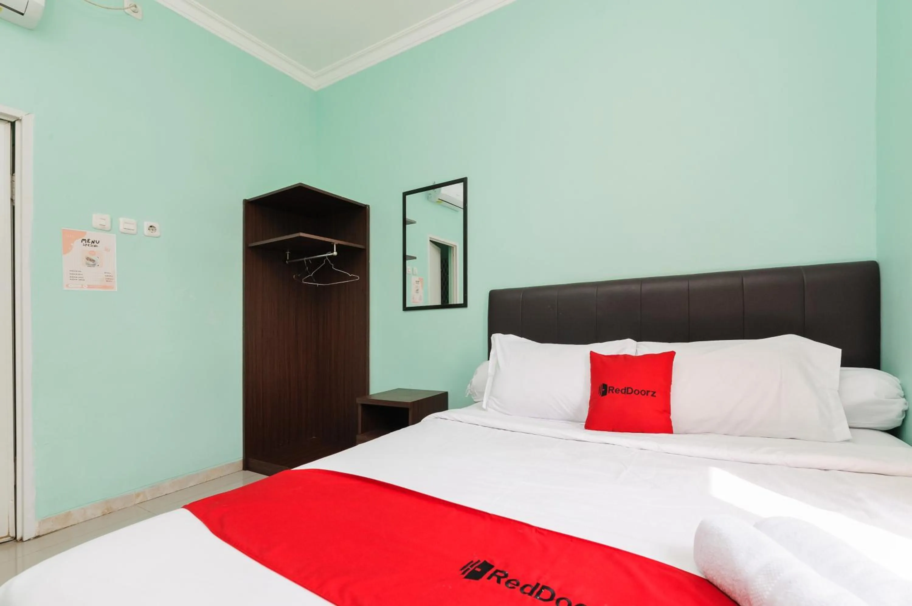 Bedroom, Bed in Reddoorz near Universitas Widyagama Malang 2