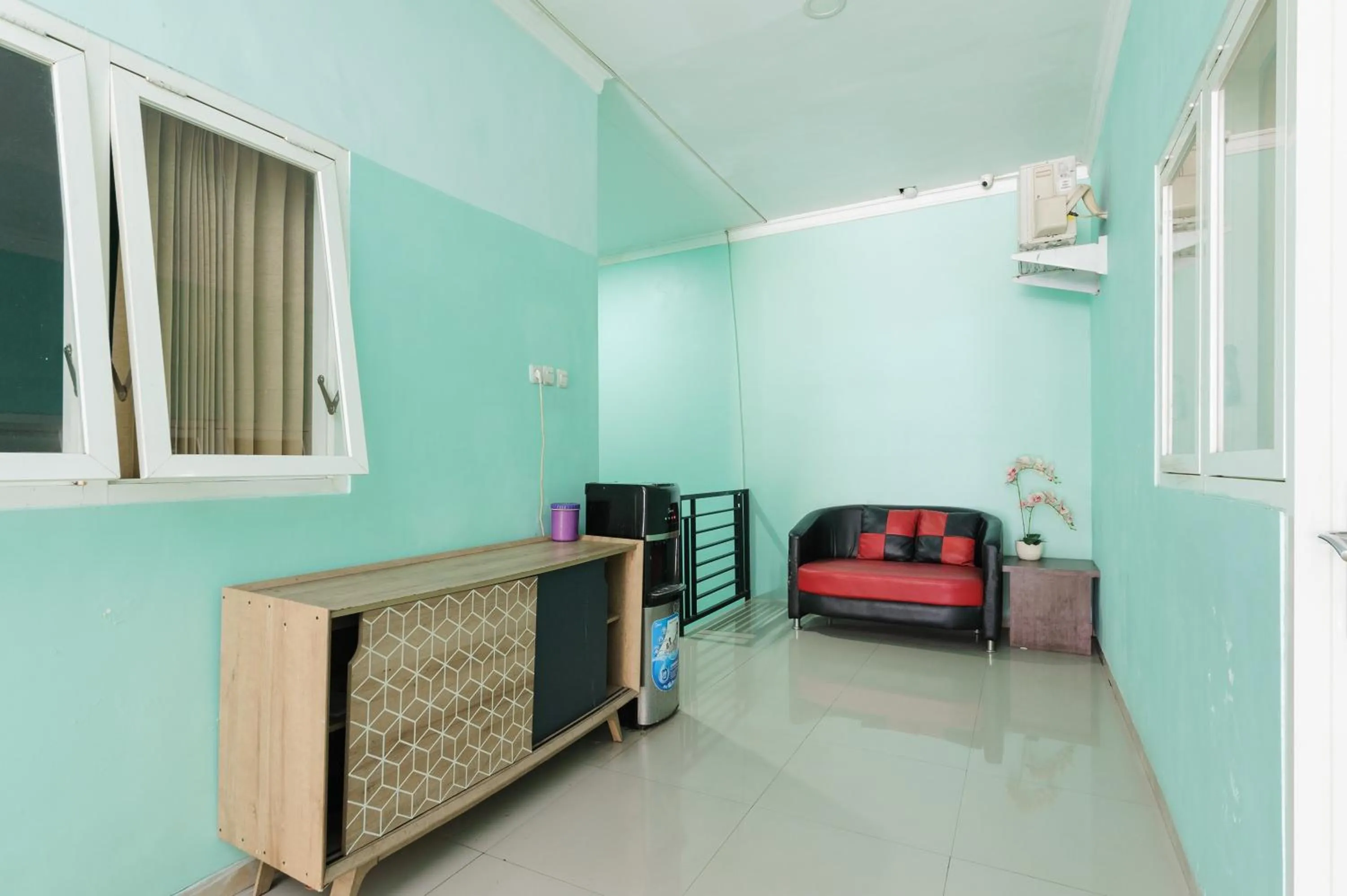 Seating area in Reddoorz near Universitas Widyagama Malang 2