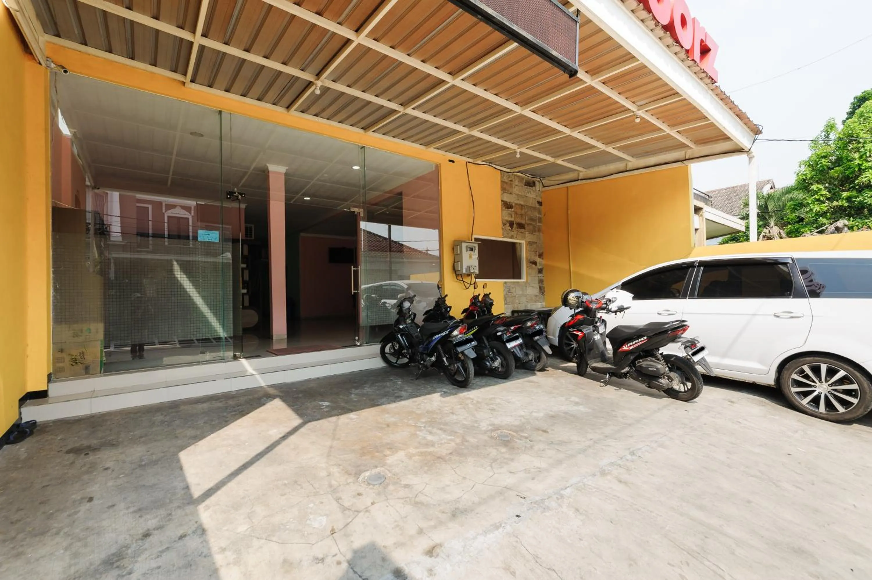 Parking in Reddoorz near Universitas Widyagama Malang 2