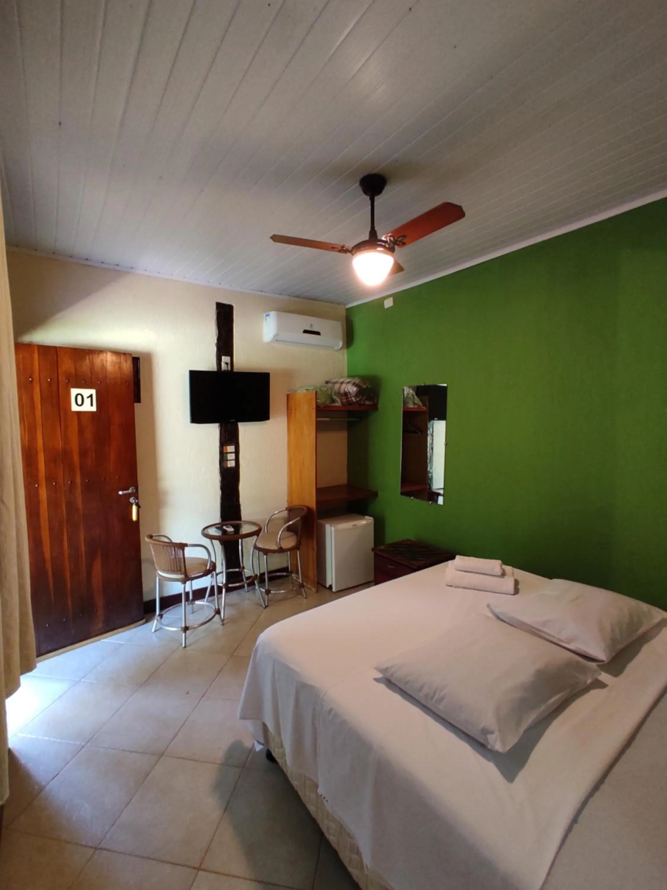 Photo of the whole room, Bed in Pousada Banana Cipó