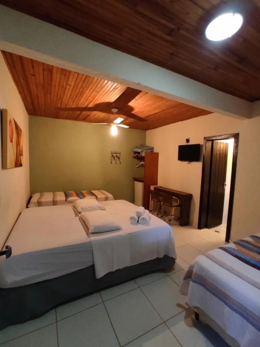 Photo of the whole room, Bed in Pousada Banana Cipó