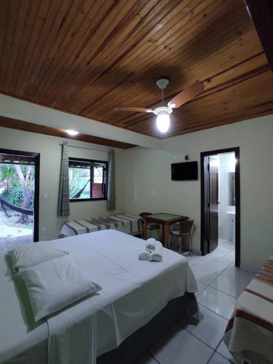 Photo of the whole room, Bed in Pousada Banana Cipó