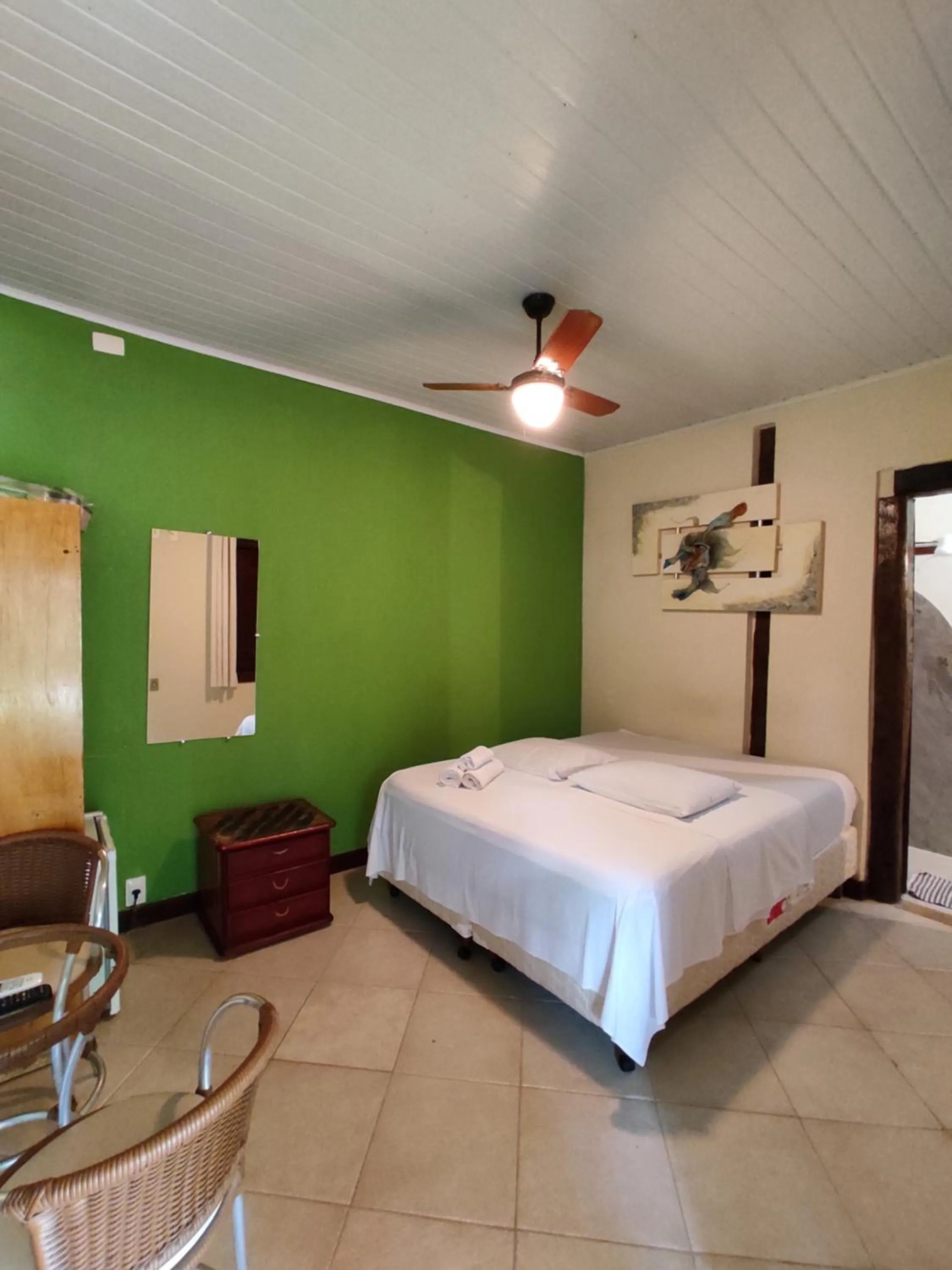 Photo of the whole room, Bed in Pousada Banana Cipó