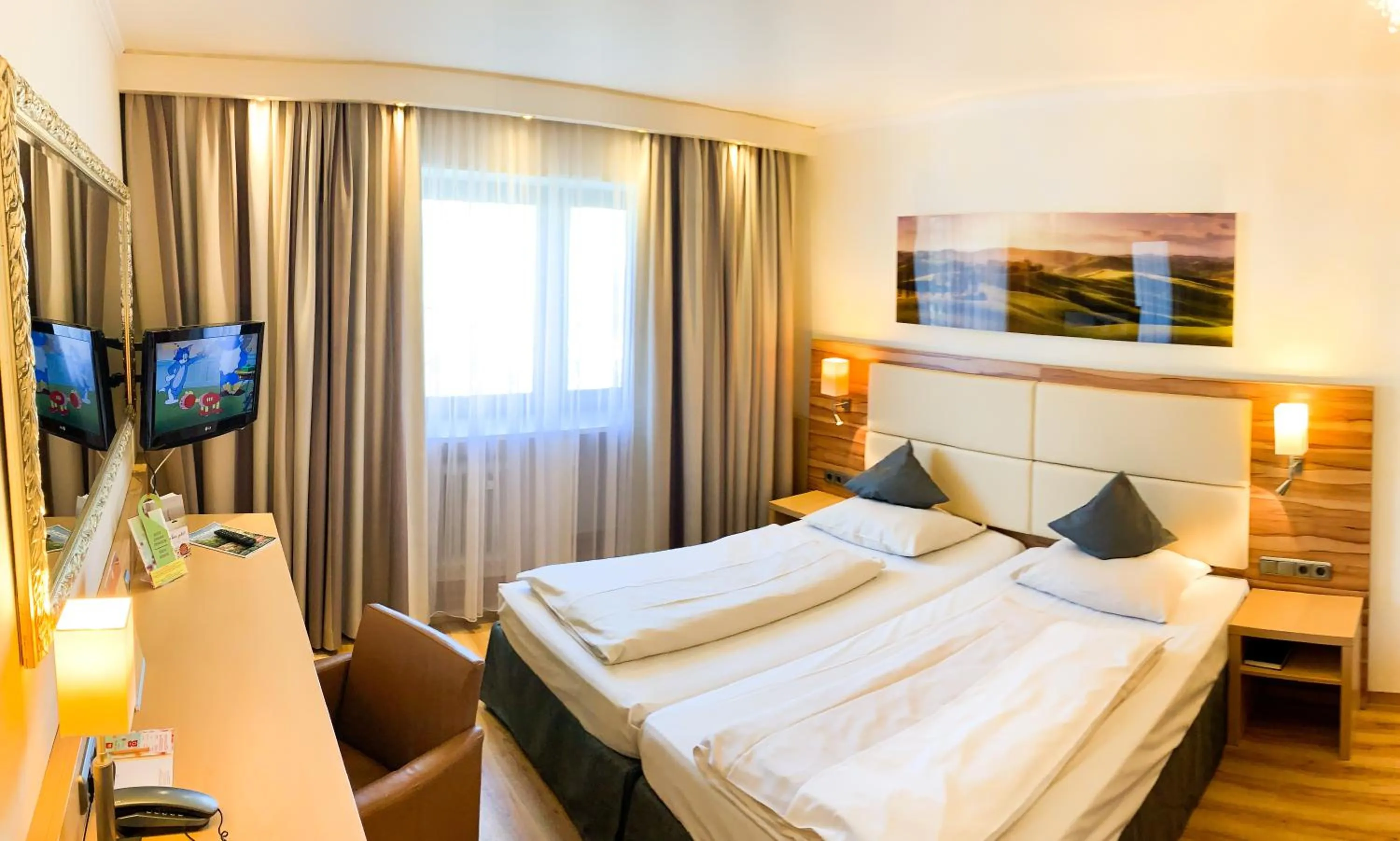 Photo of the whole room, Bed in City Hotel Ost am Kö