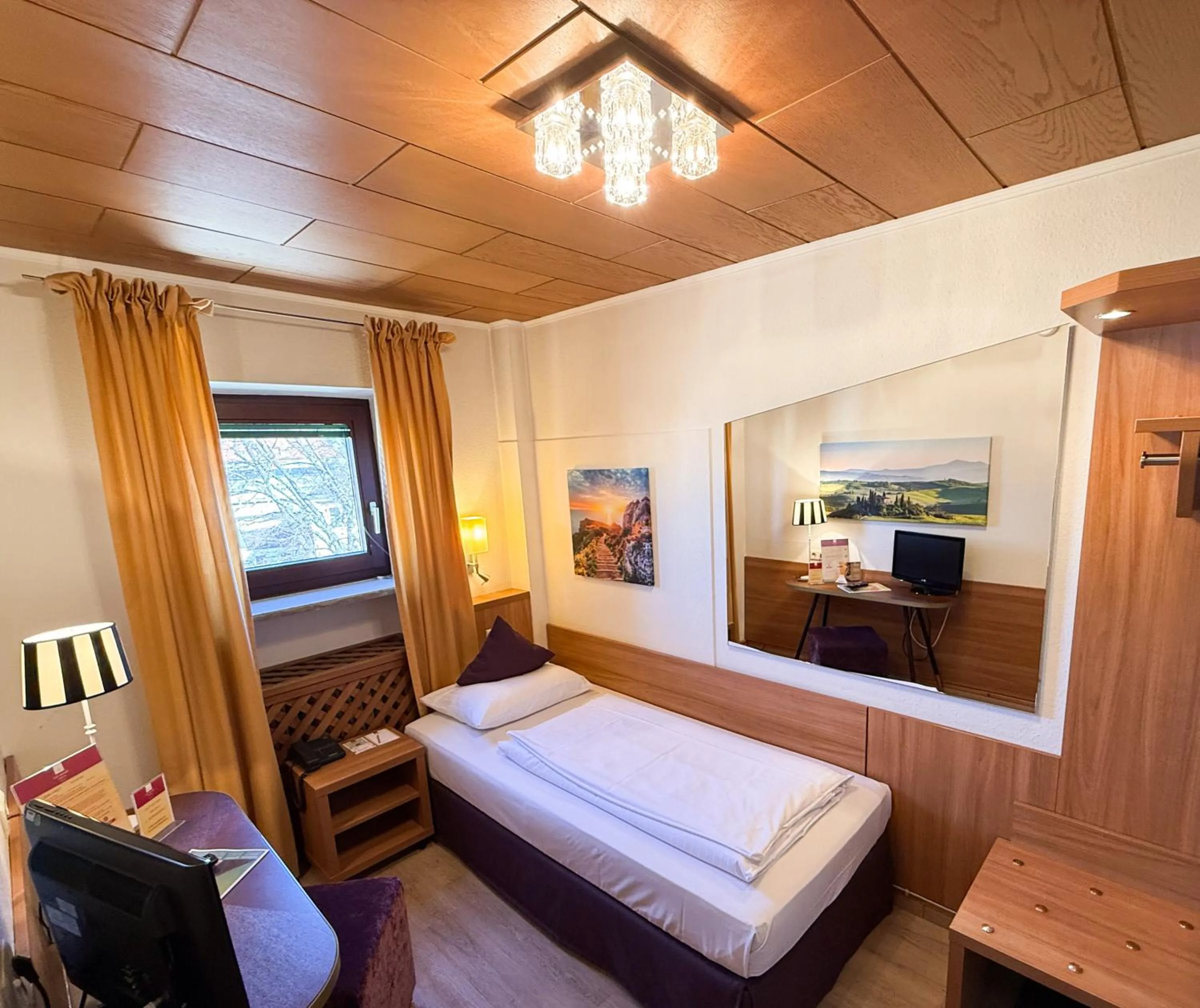 Photo of the whole room, Bed in City Hotel Ost am Kö