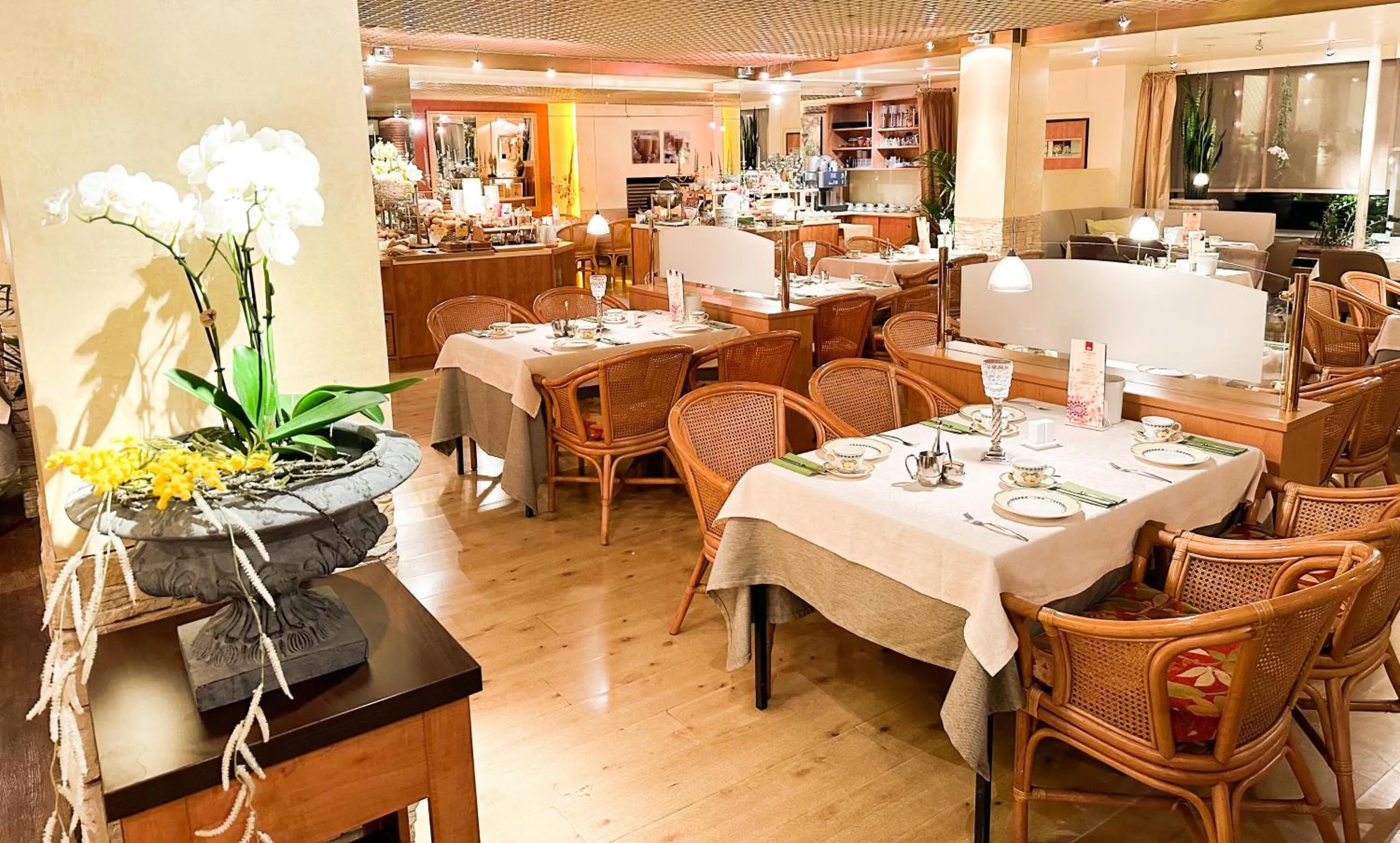 Restaurant/places to eat in City Hotel Ost am Kö