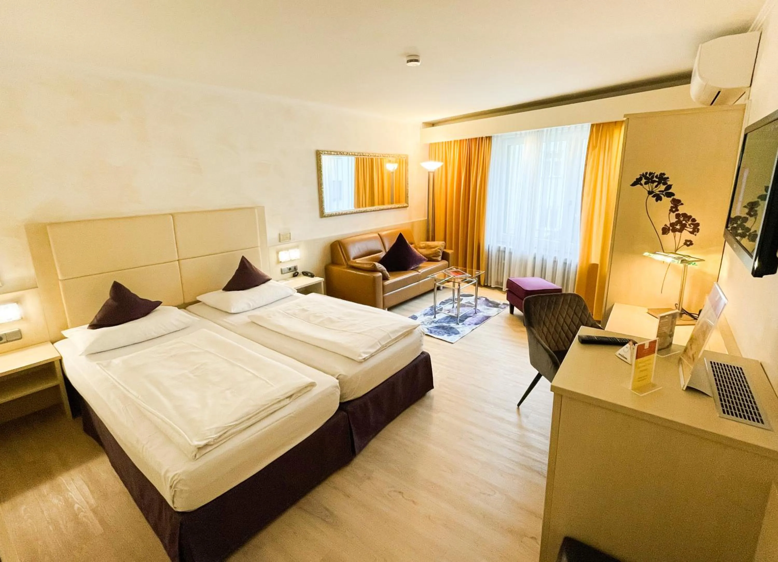 Photo of the whole room, Bed in City Hotel Ost am Kö