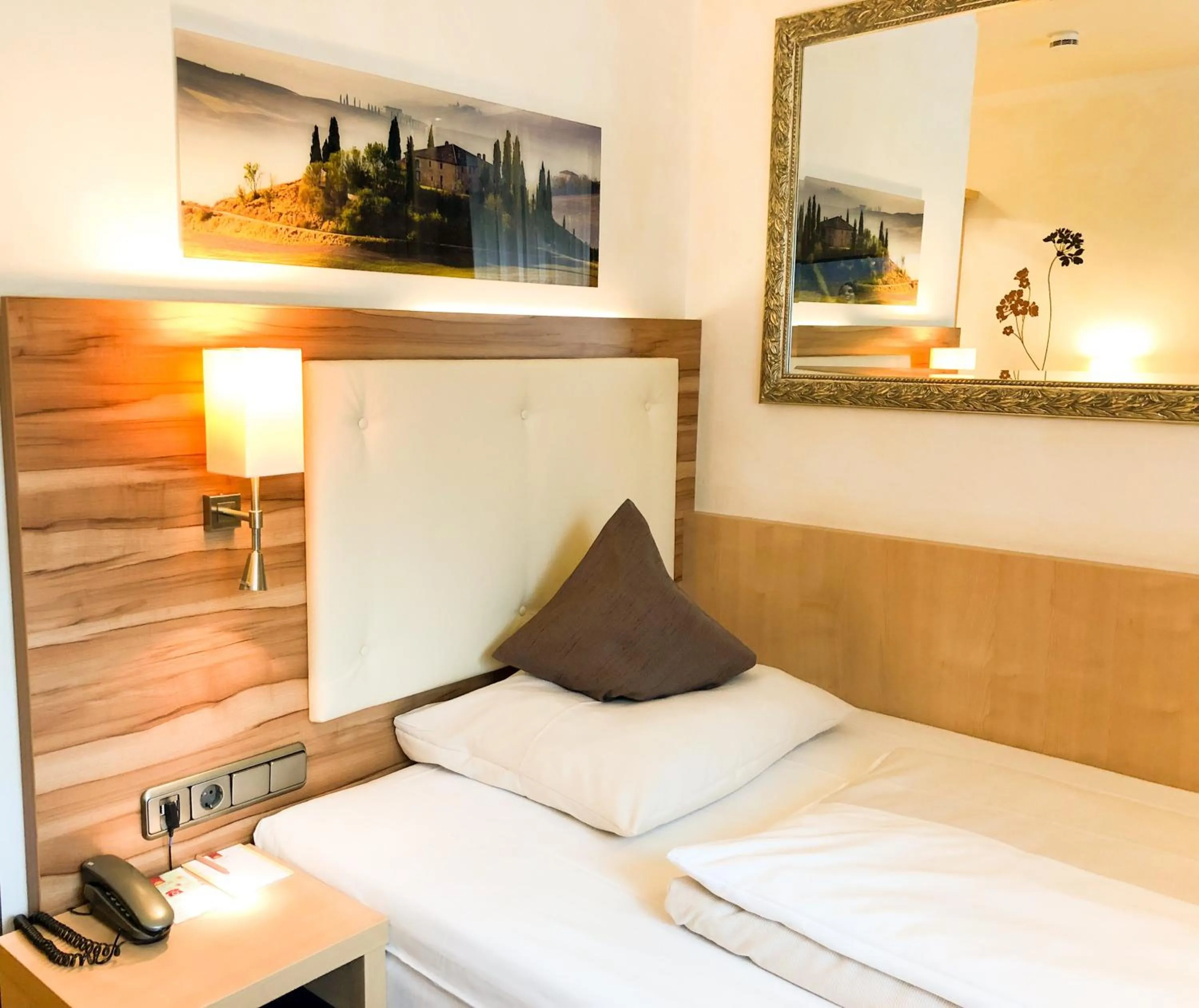 Photo of the whole room, Bed in City Hotel Ost am Kö