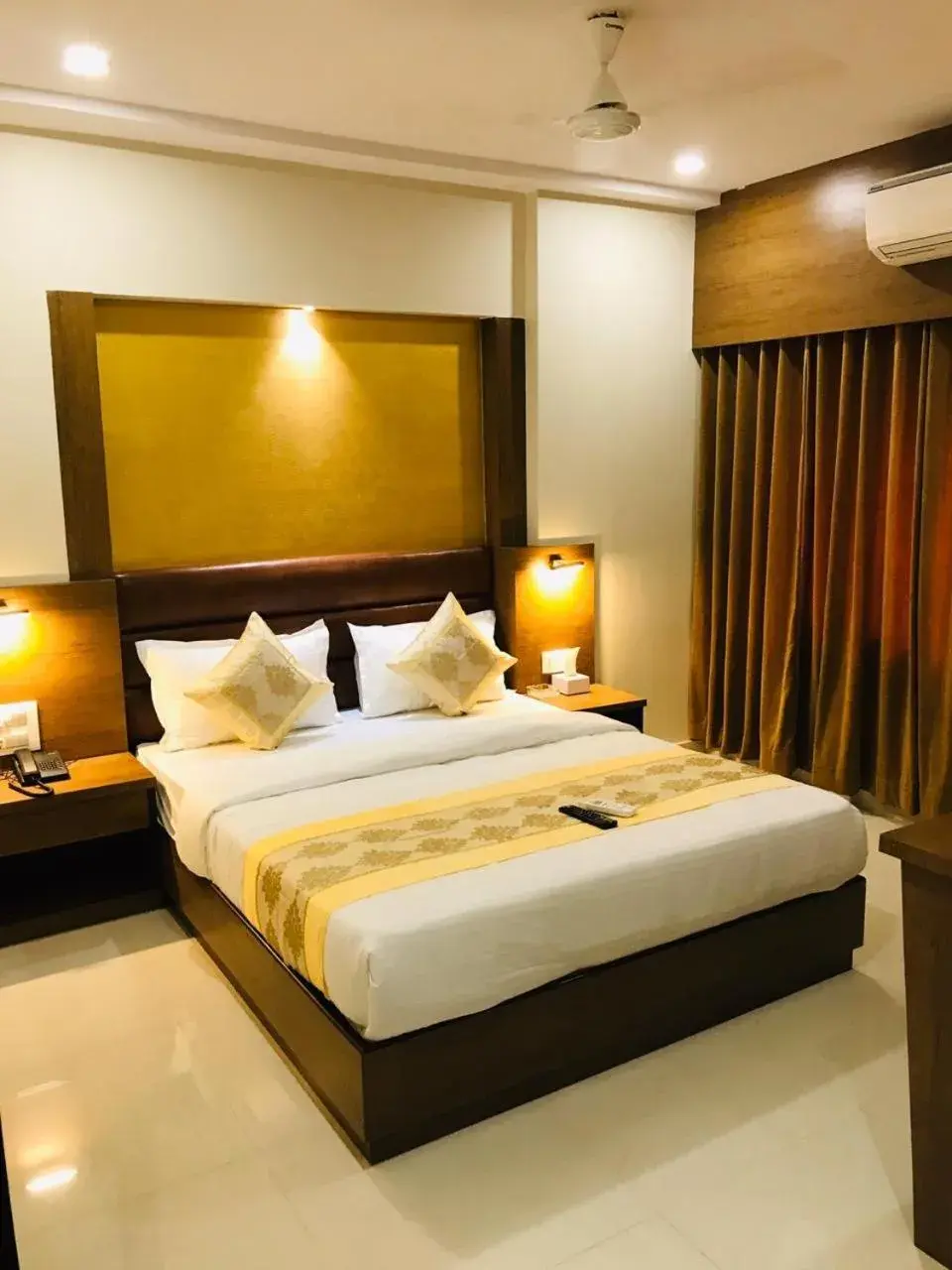 Deluxe Room in Hotel Crystal Luxury Inn- Bandra Deluxe Room in Hotel Crystal Luxury Inn- Bandra