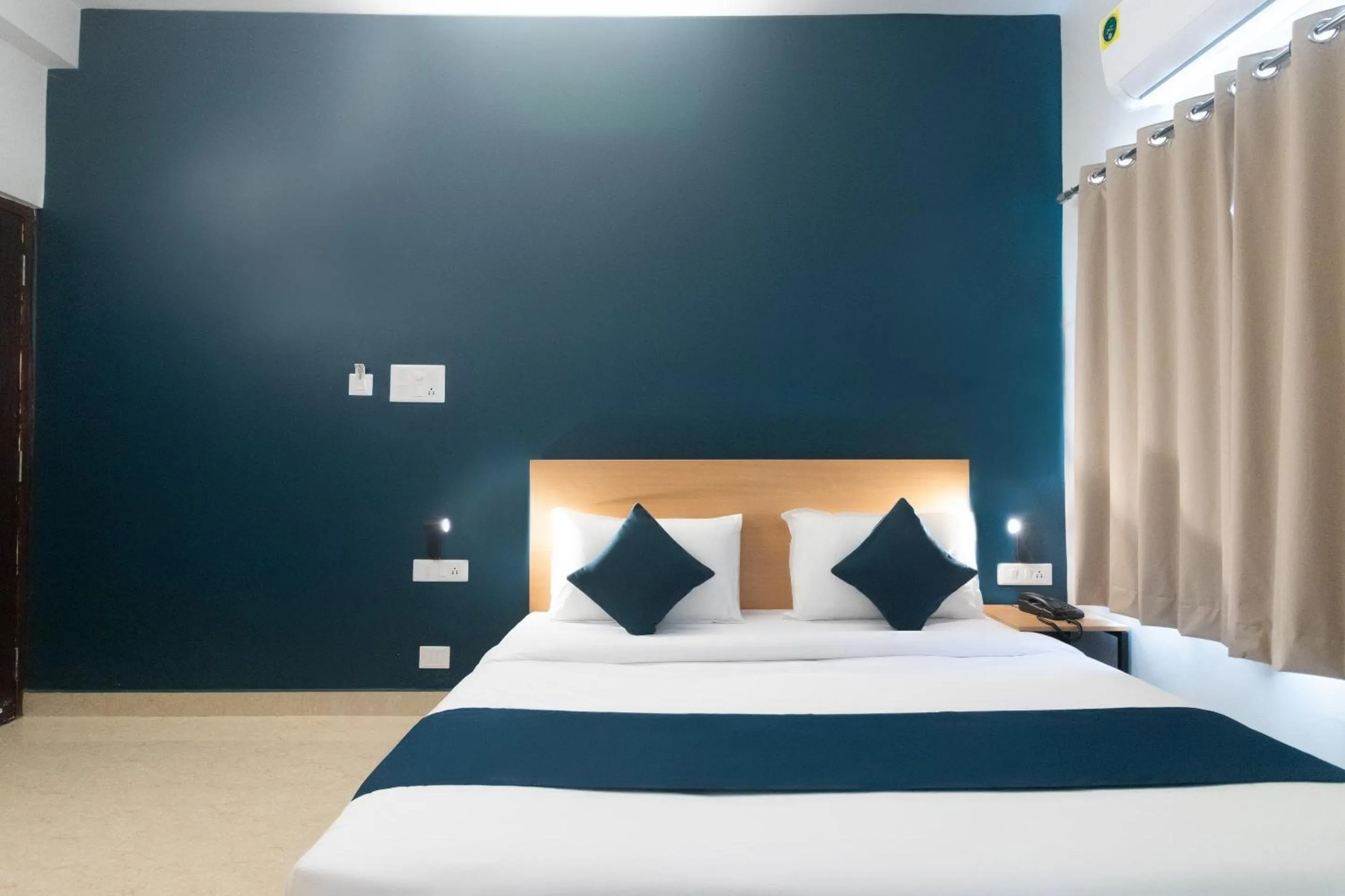 Bedroom, Bed in Super Namaskar Silver Key