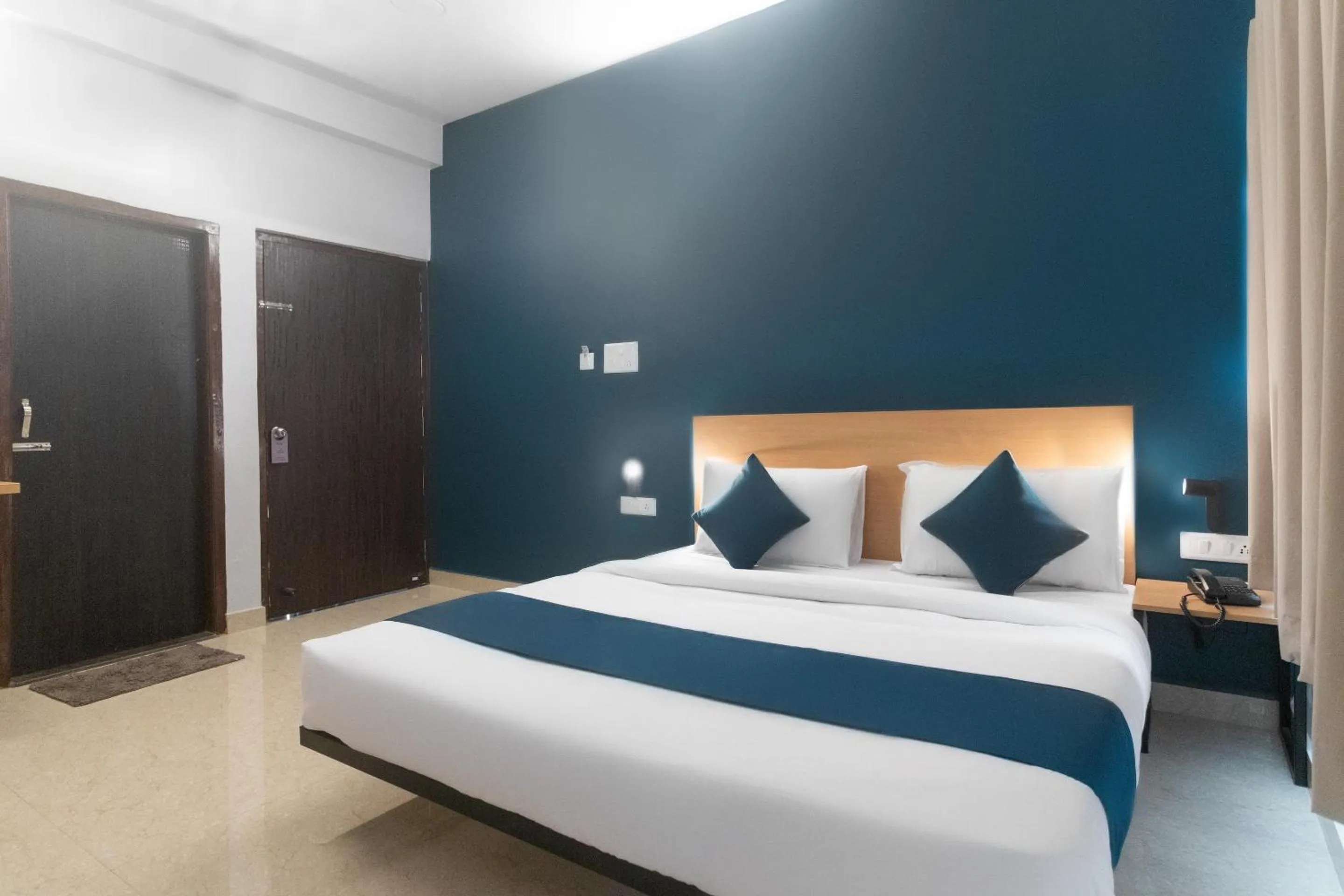 Bedroom, Bed in Super Namaskar Silver Key