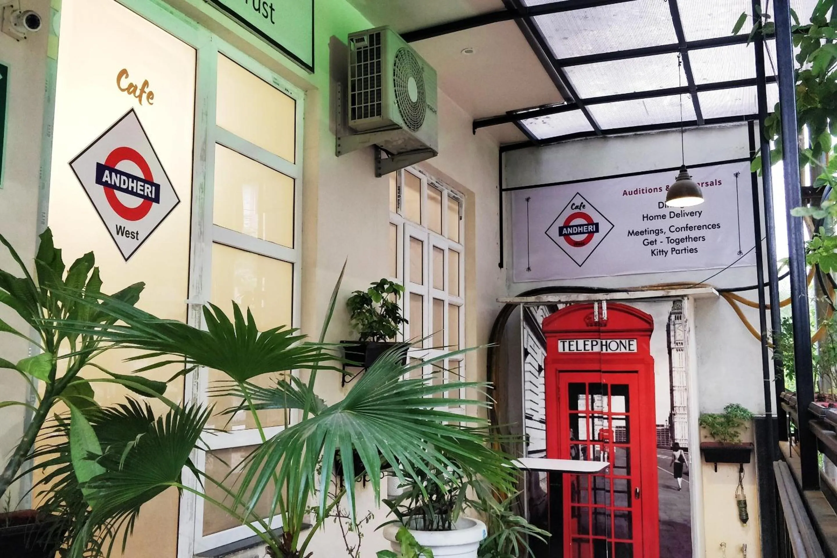 Restaurant/places to eat in Super Townhouse Kachnar House Vikas Nagar