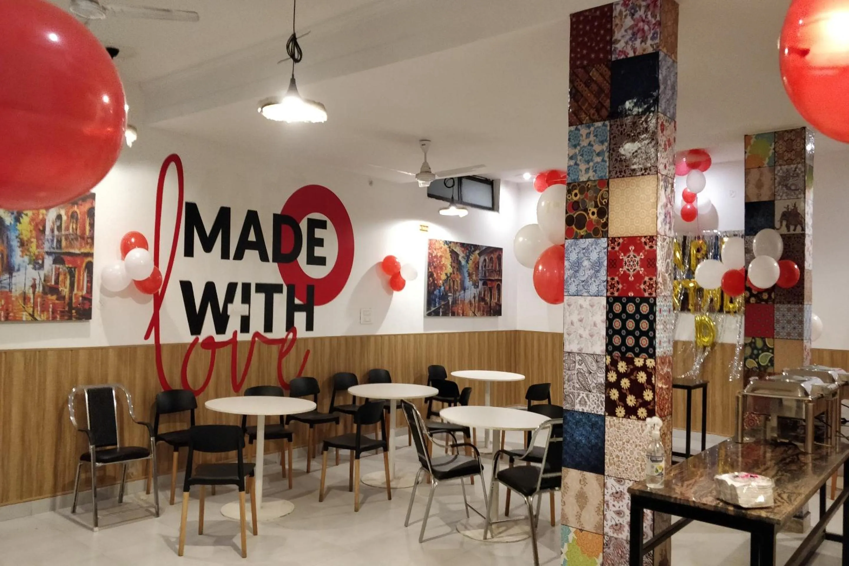 Restaurant/places to eat in Super Townhouse Kachnar House Vikas Nagar