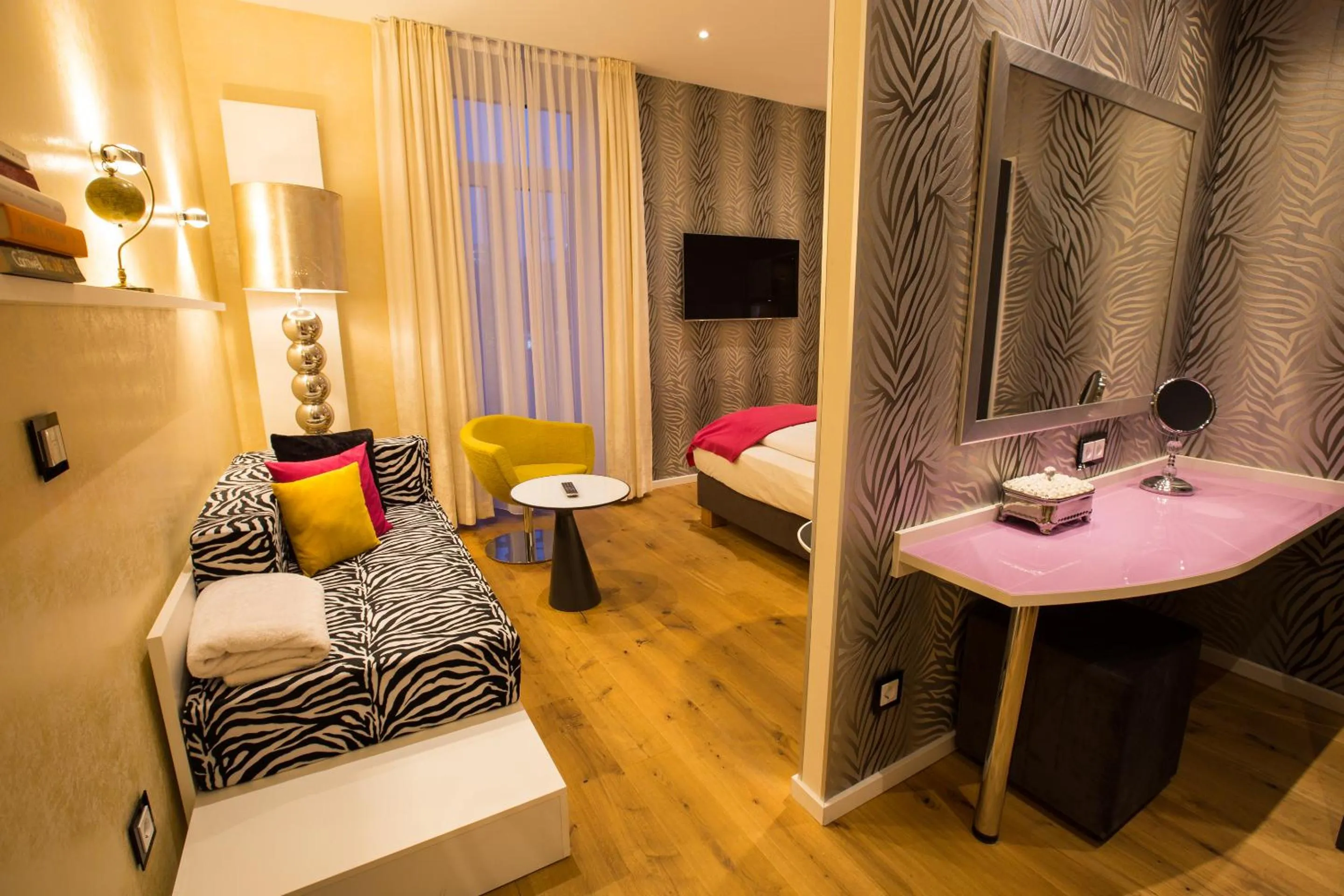 Seating area, Bed in Top Hotel Hammer - Mainz Hauptbahnhof