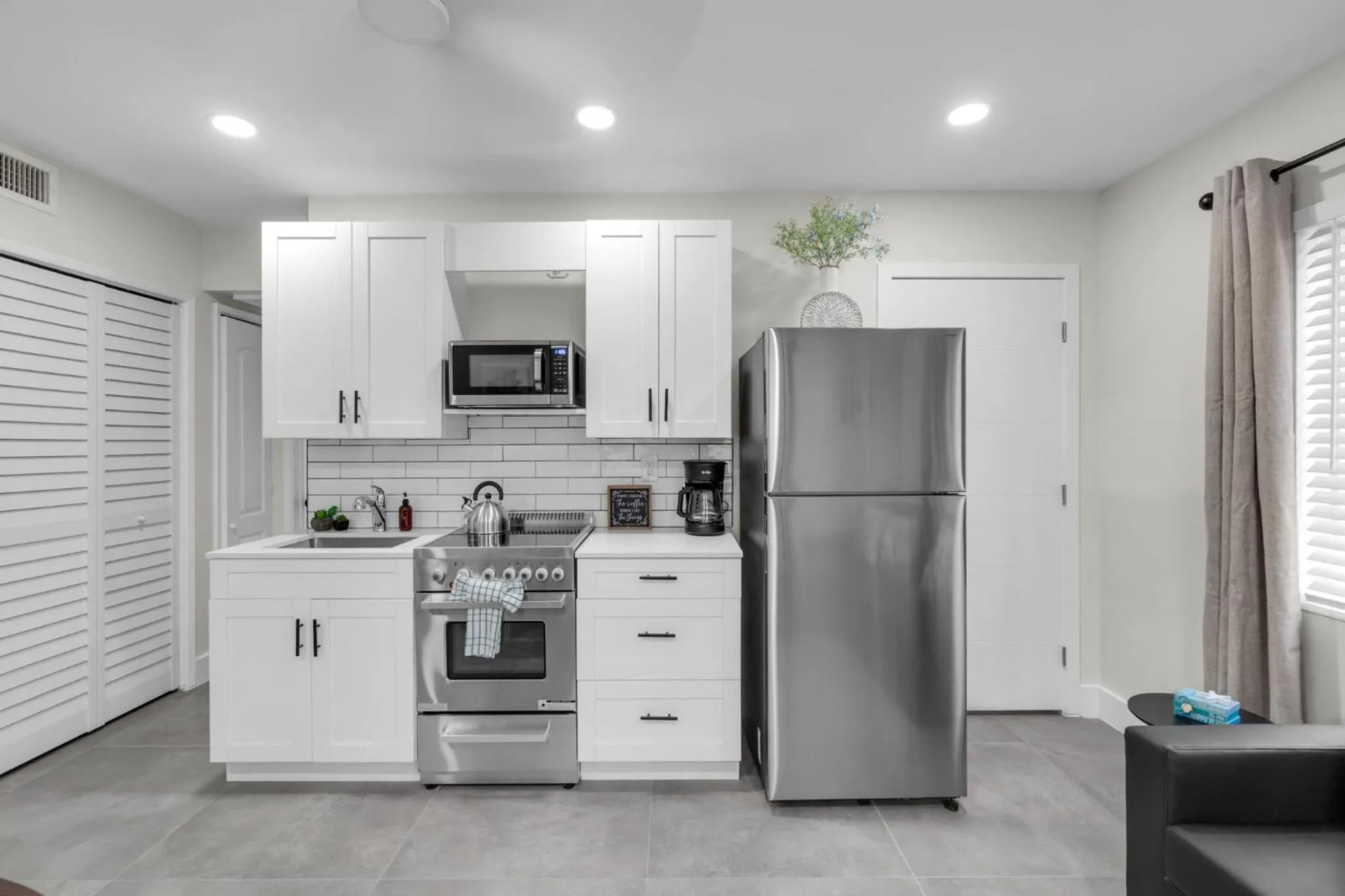 Coffee/tea facilities in Galleria Apartments By Lowkl