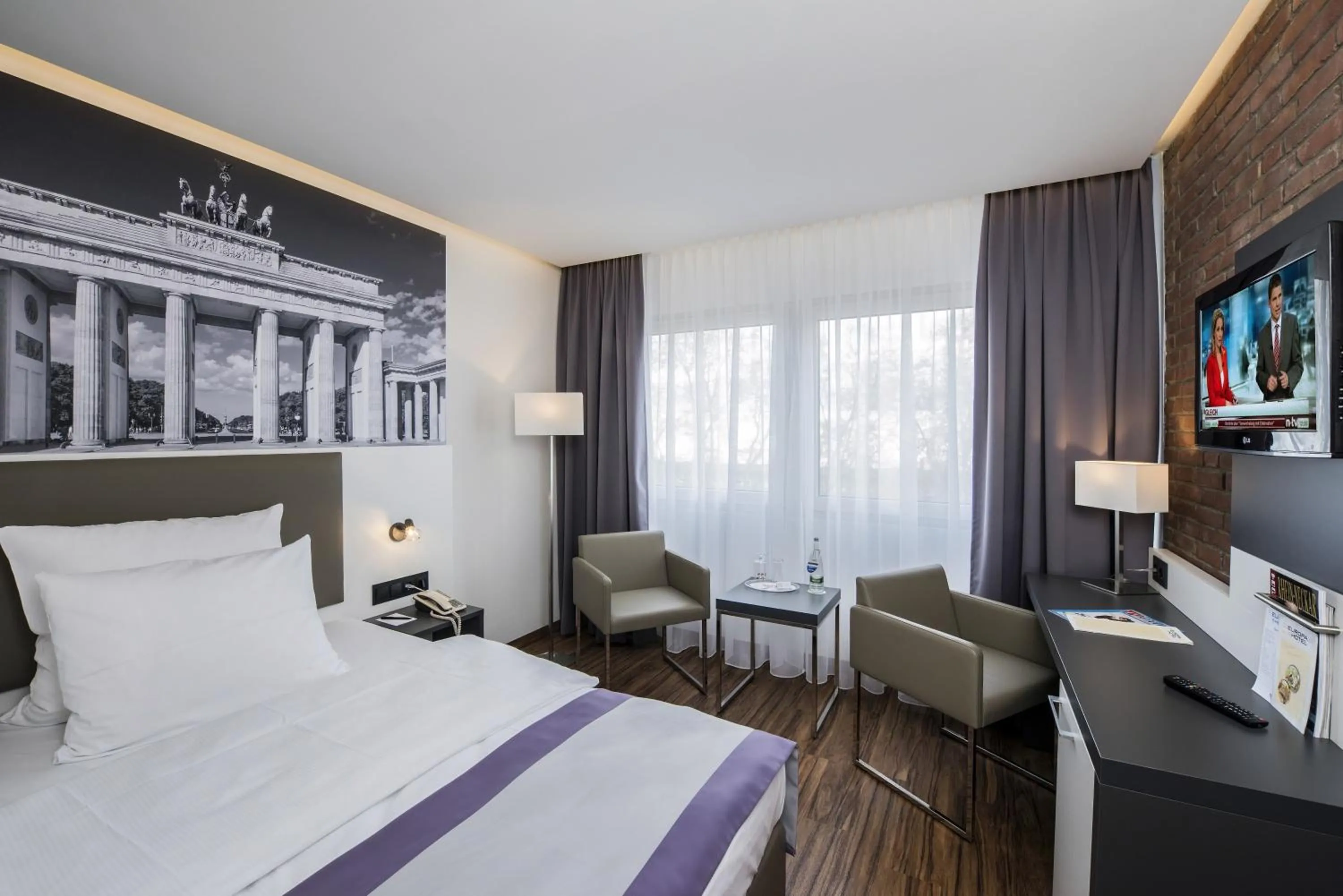 Photo of the whole room, Bed in Tulip Inn Ludwigshafen City