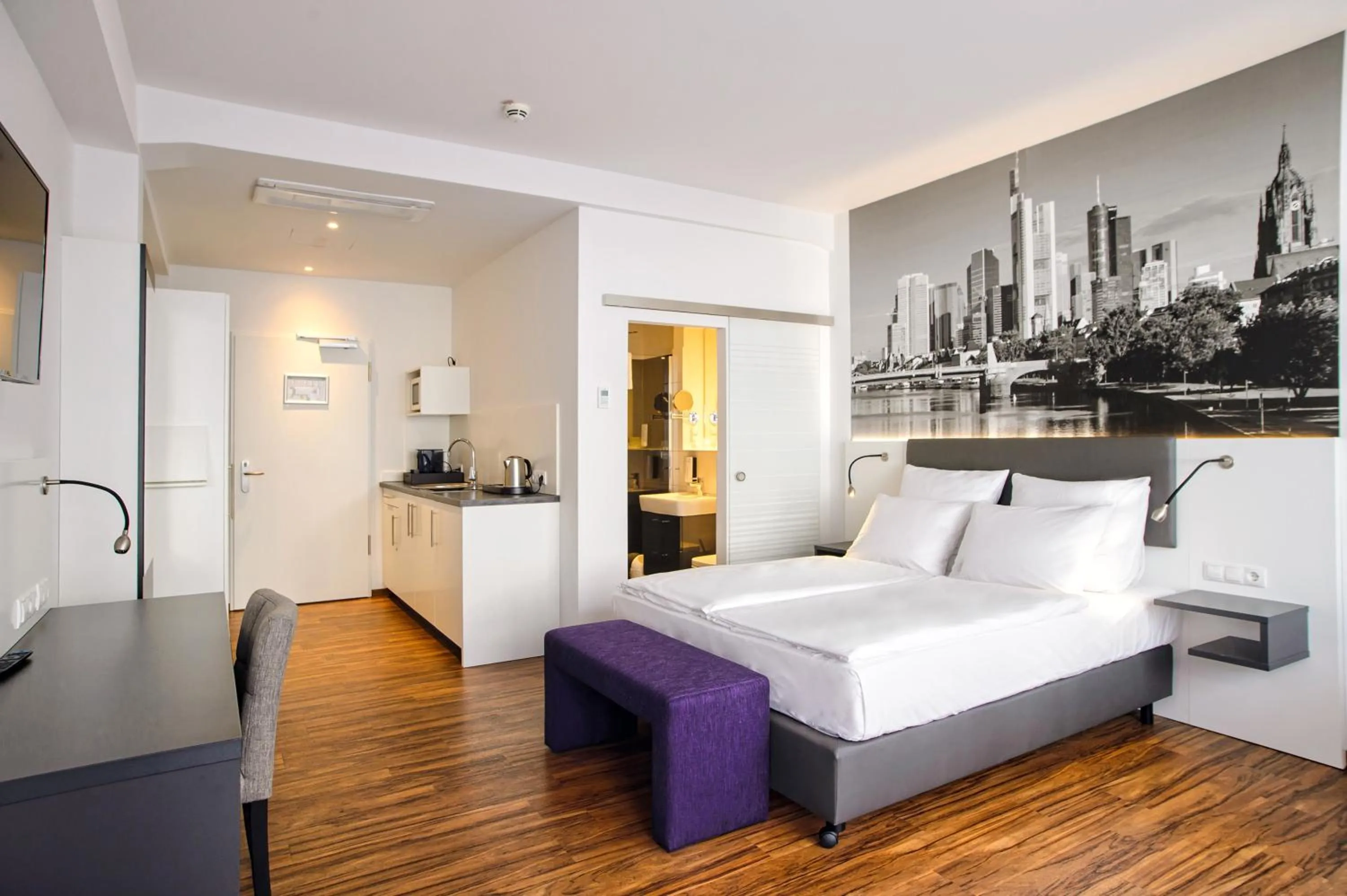 Kitchen or kitchenette, Bed in Tulip Inn Ludwigshafen City