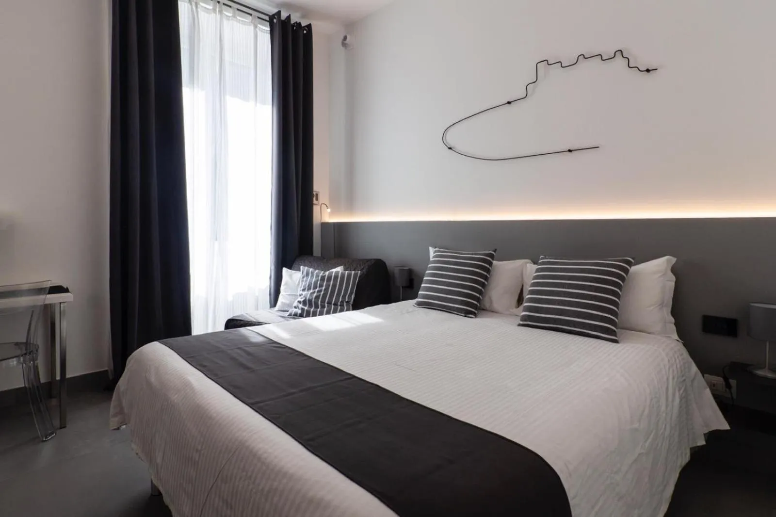 Photo of the whole room, Bed in VESUCHARME SUITE Luxury Room