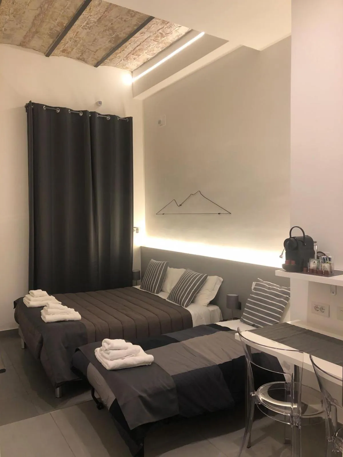 Photo of the whole room, Bed in VESUCHARME SUITE Luxury Room